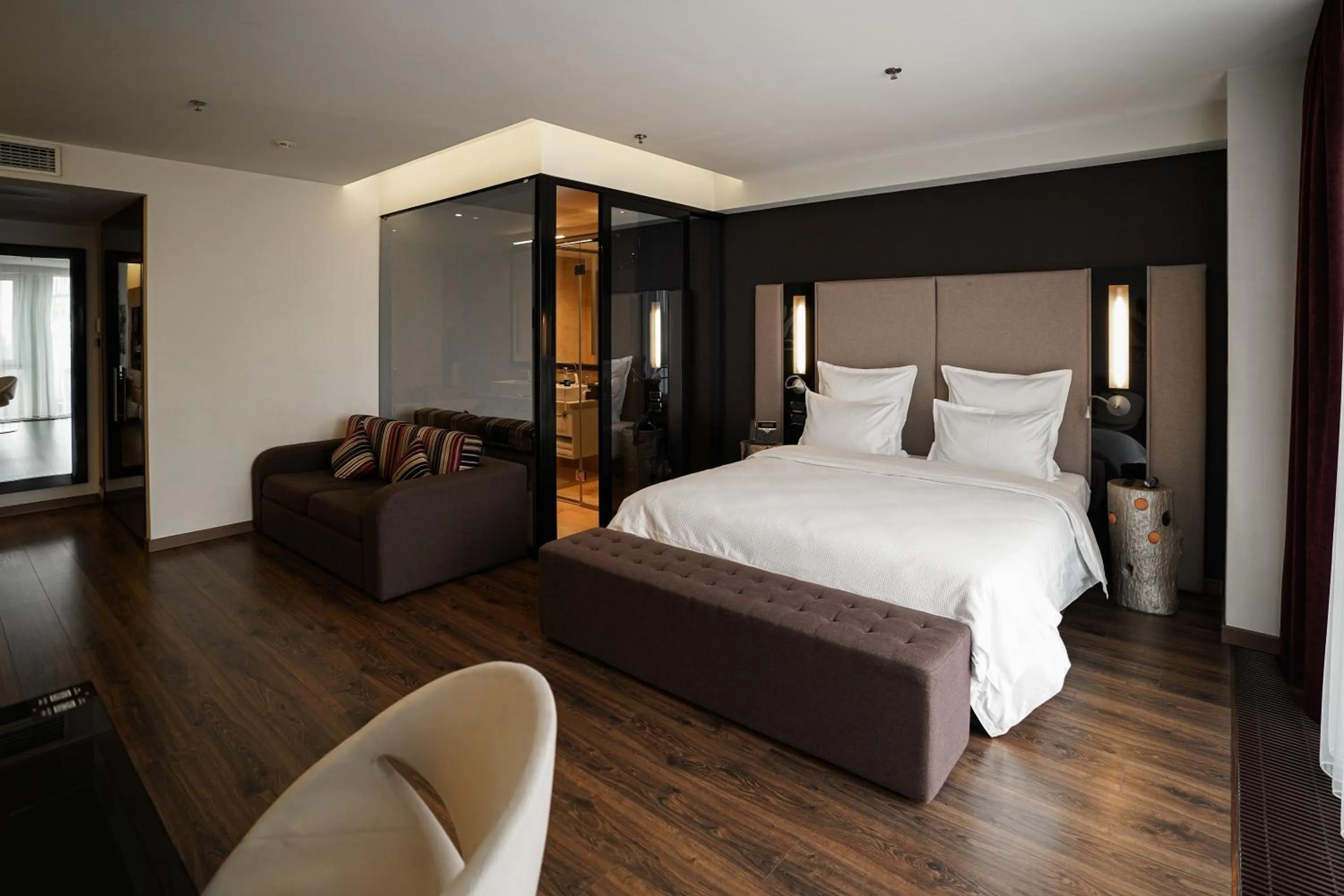 Photo of the whole room, Bed in 11 Mirrors Design Hotel