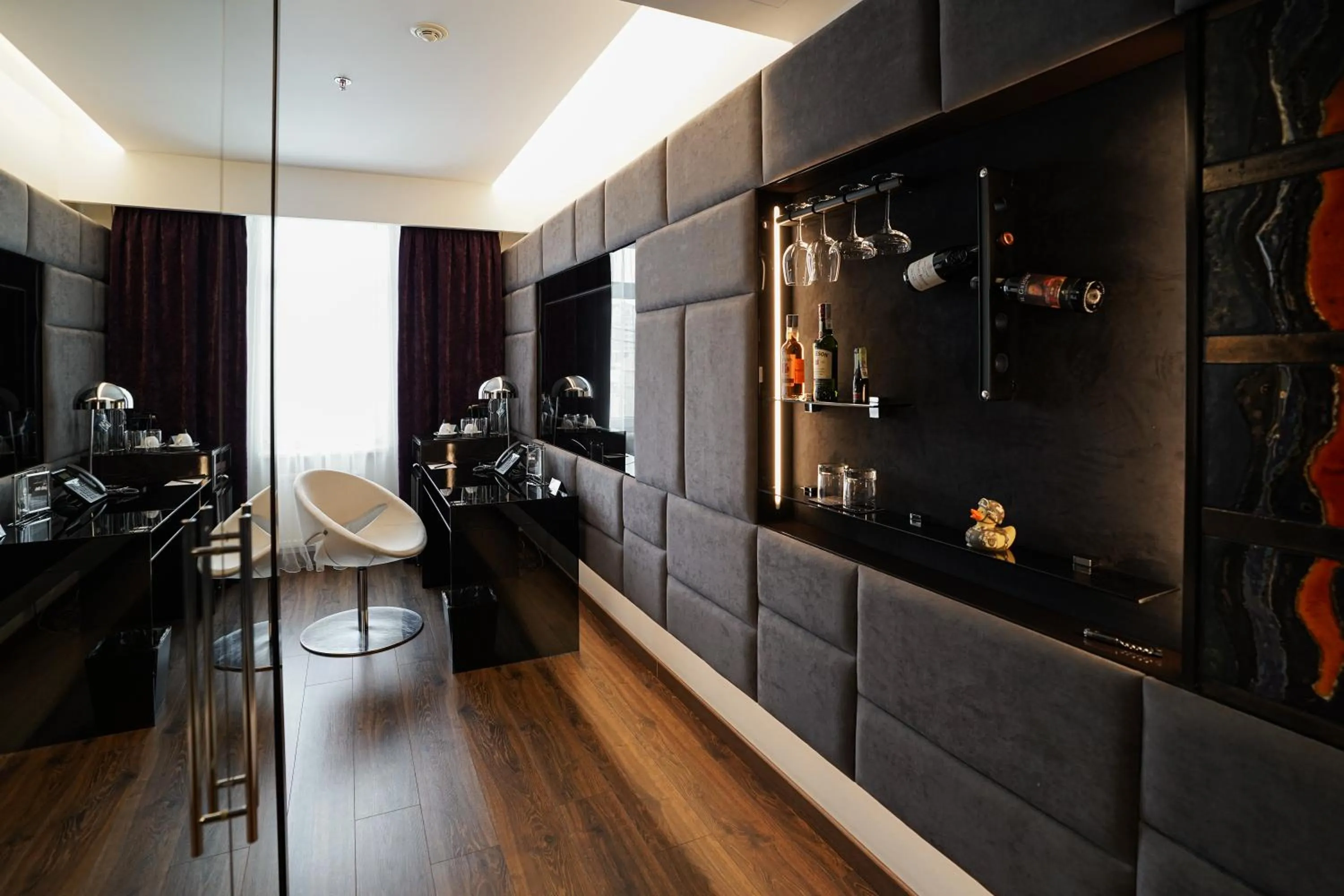 Photo of the whole room in 11 Mirrors Design Hotel