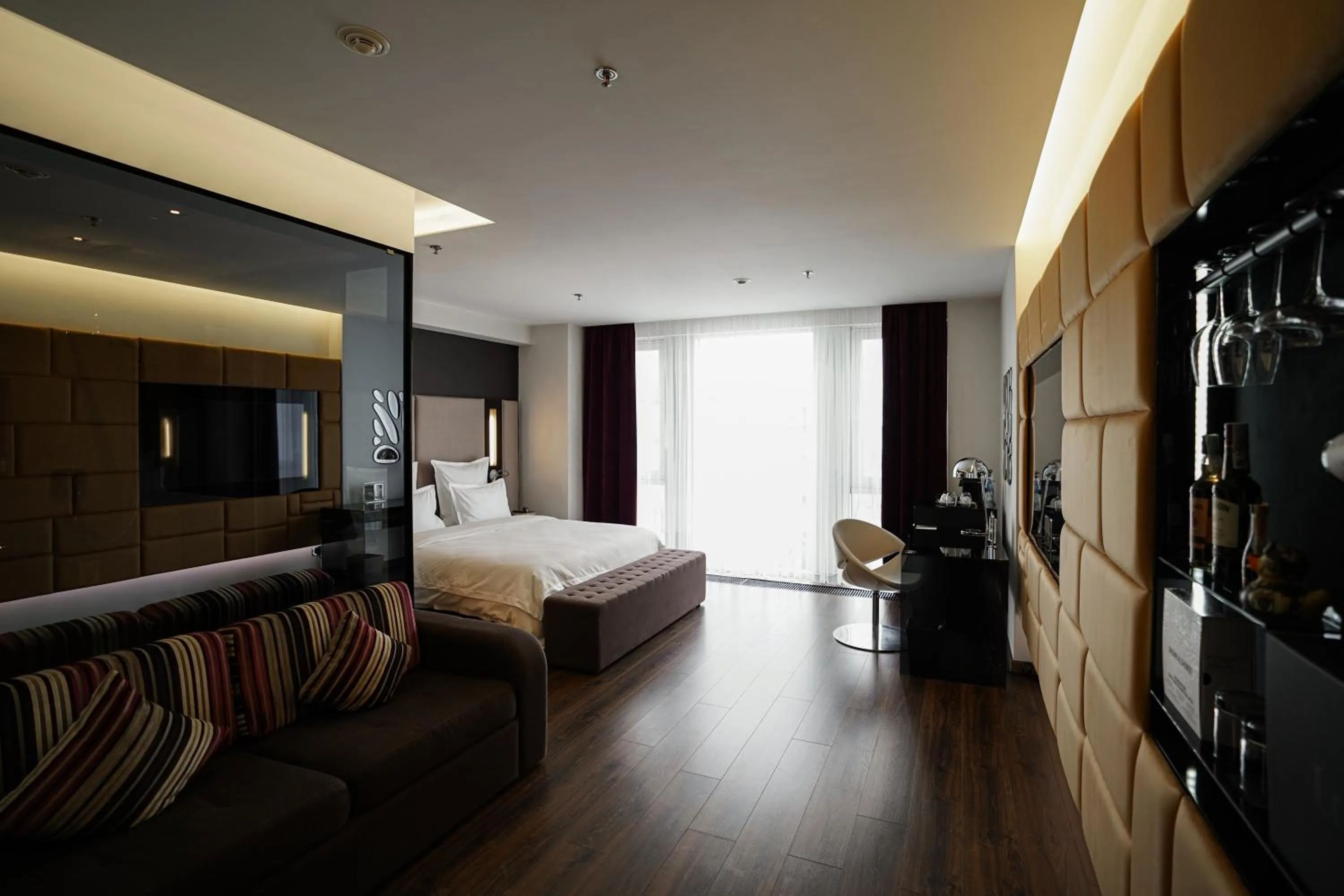 Photo of the whole room, Bed in 11 Mirrors Design Hotel