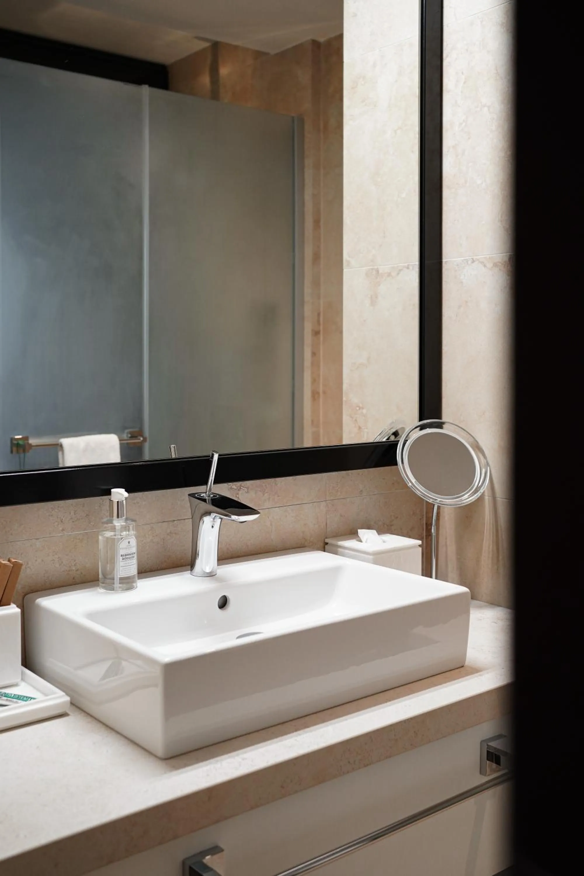 11 Mirrors Design Hotel