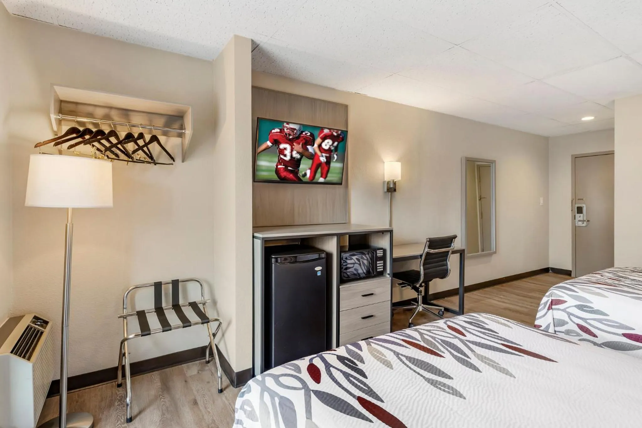 Bedroom, Bed in Red Roof Inn Stroudsburg