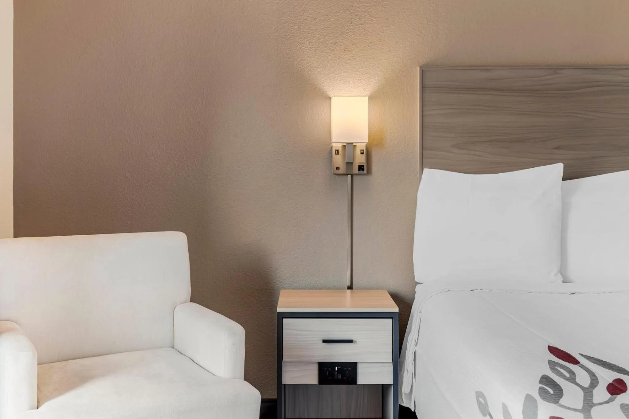 Bedroom, Bed in Red Roof Inn Stroudsburg