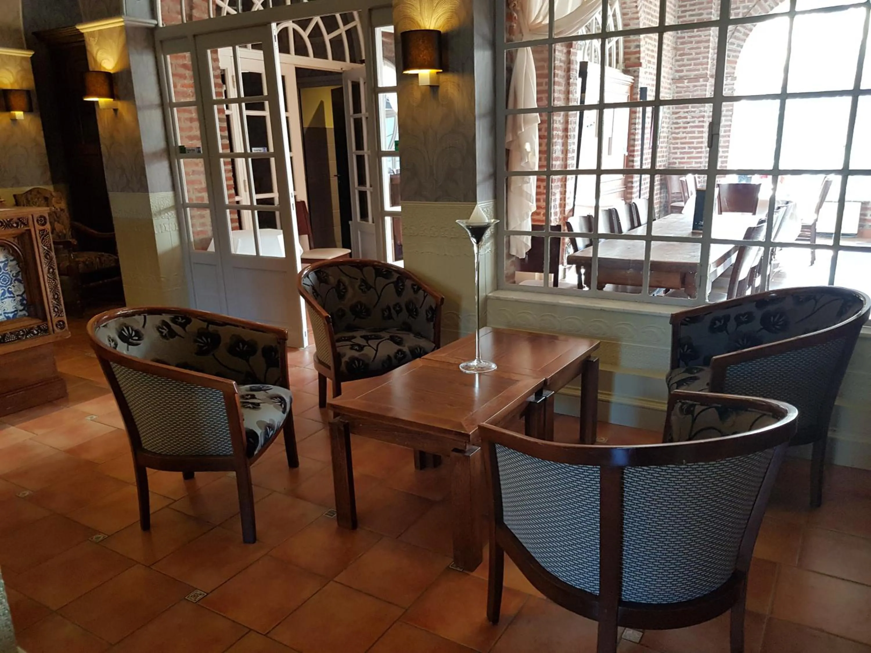 Lounge or bar in LOGIS - Château de la Motte - Hôtel & Restaurant