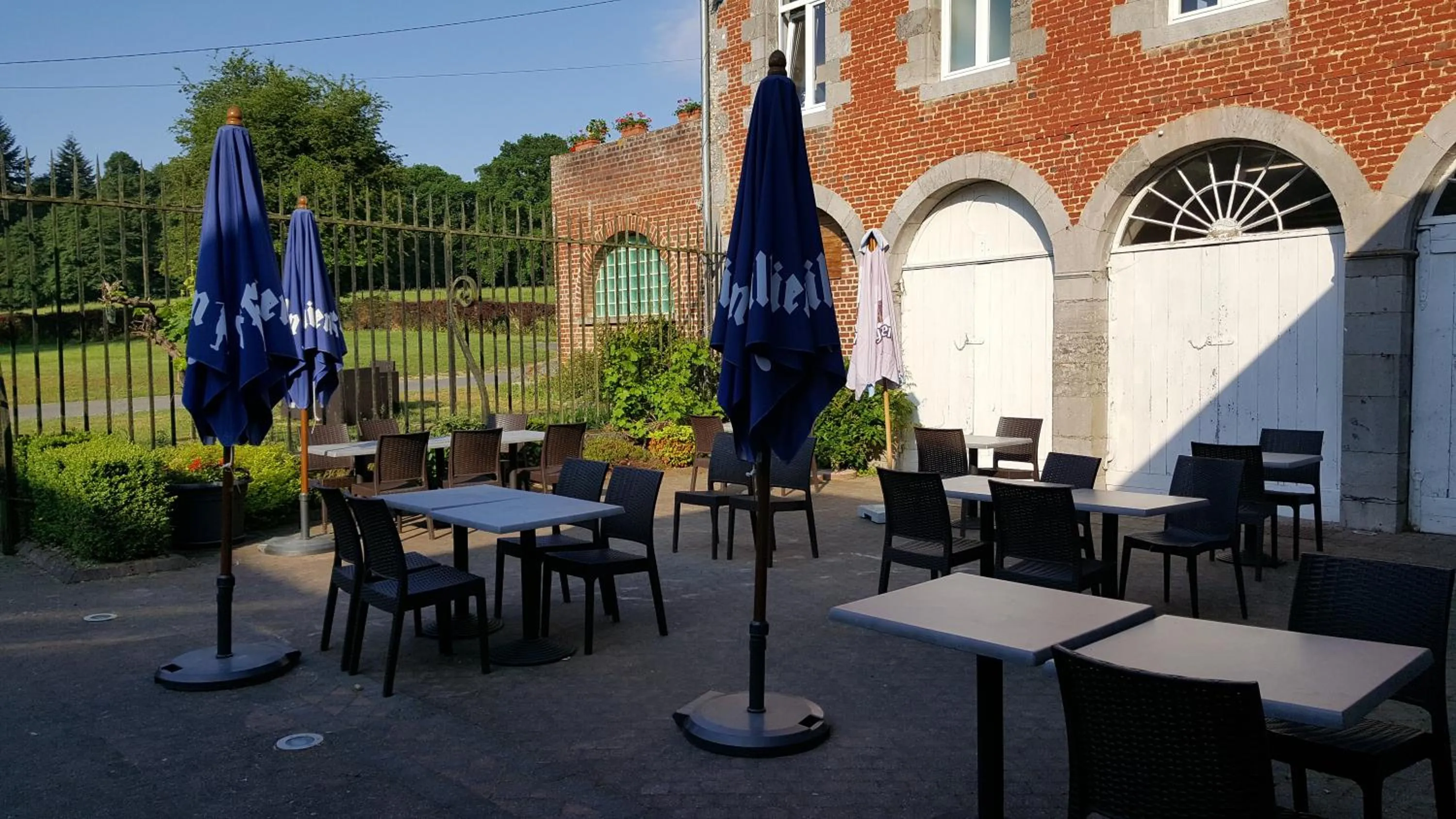 Patio in LOGIS - Château de la Motte - Hôtel & Restaurant