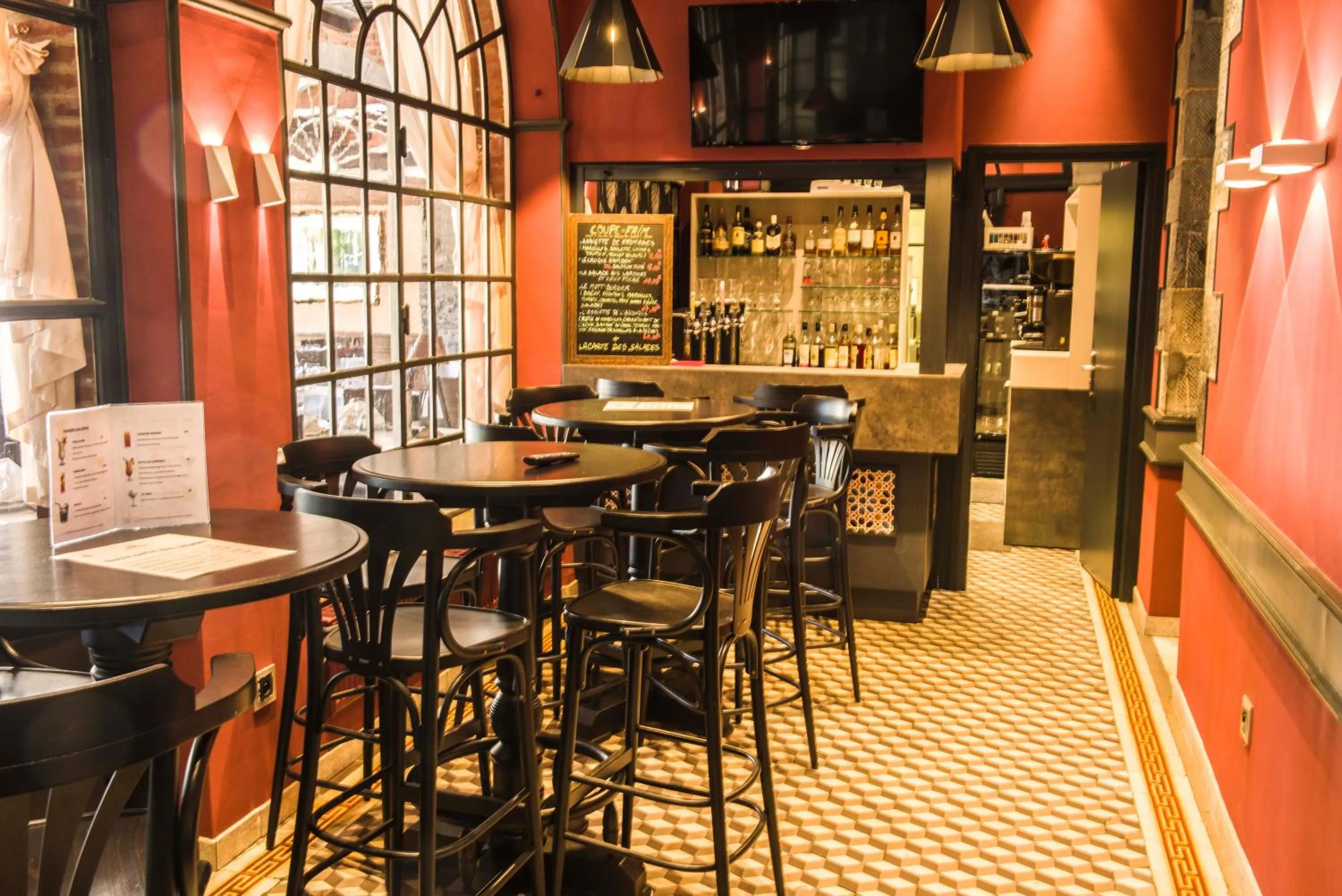 Lounge or bar in LOGIS - Château de la Motte - Hôtel & Restaurant