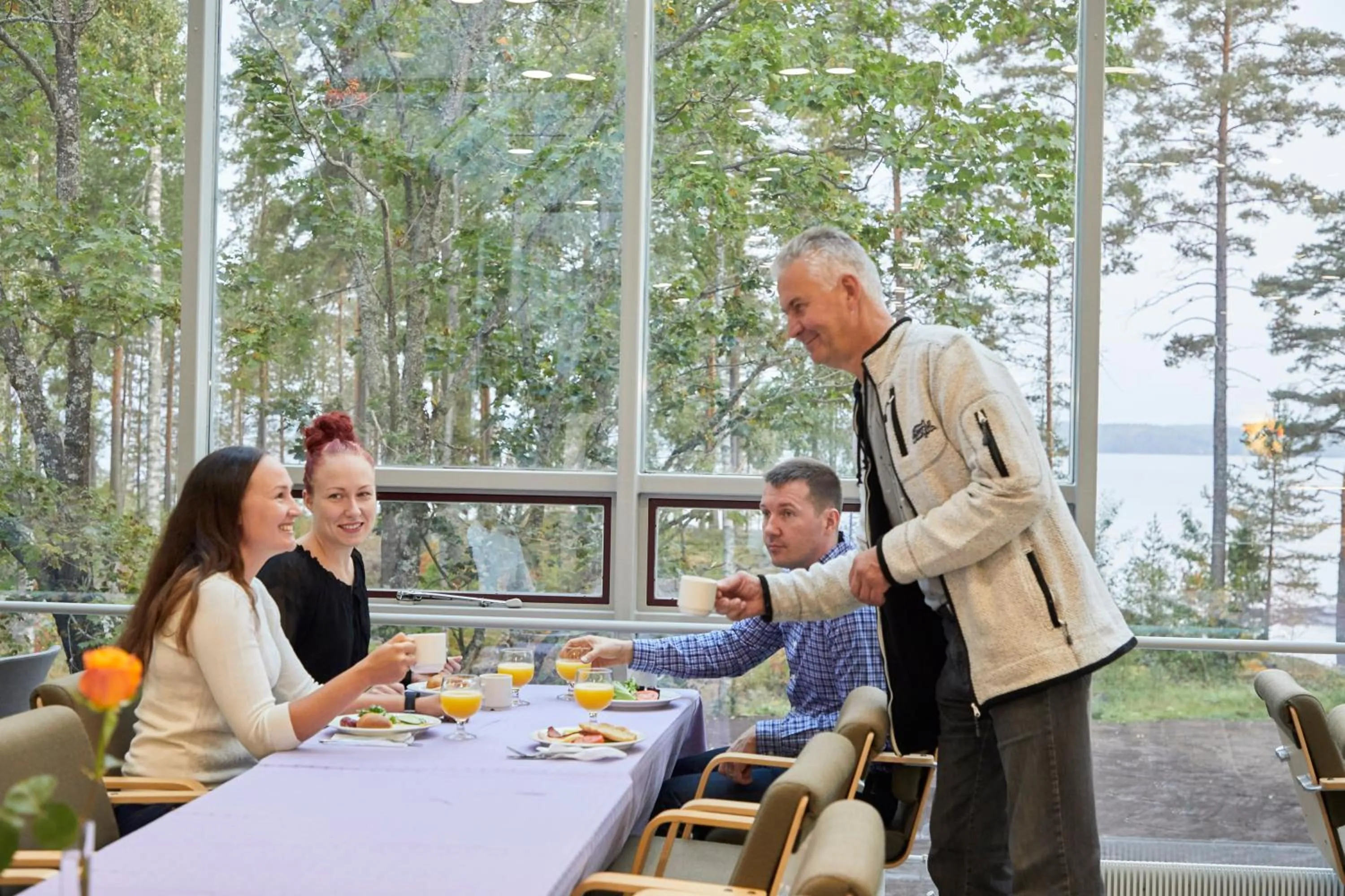 Restaurant/places to eat in Kokoushotelli Murikanranta