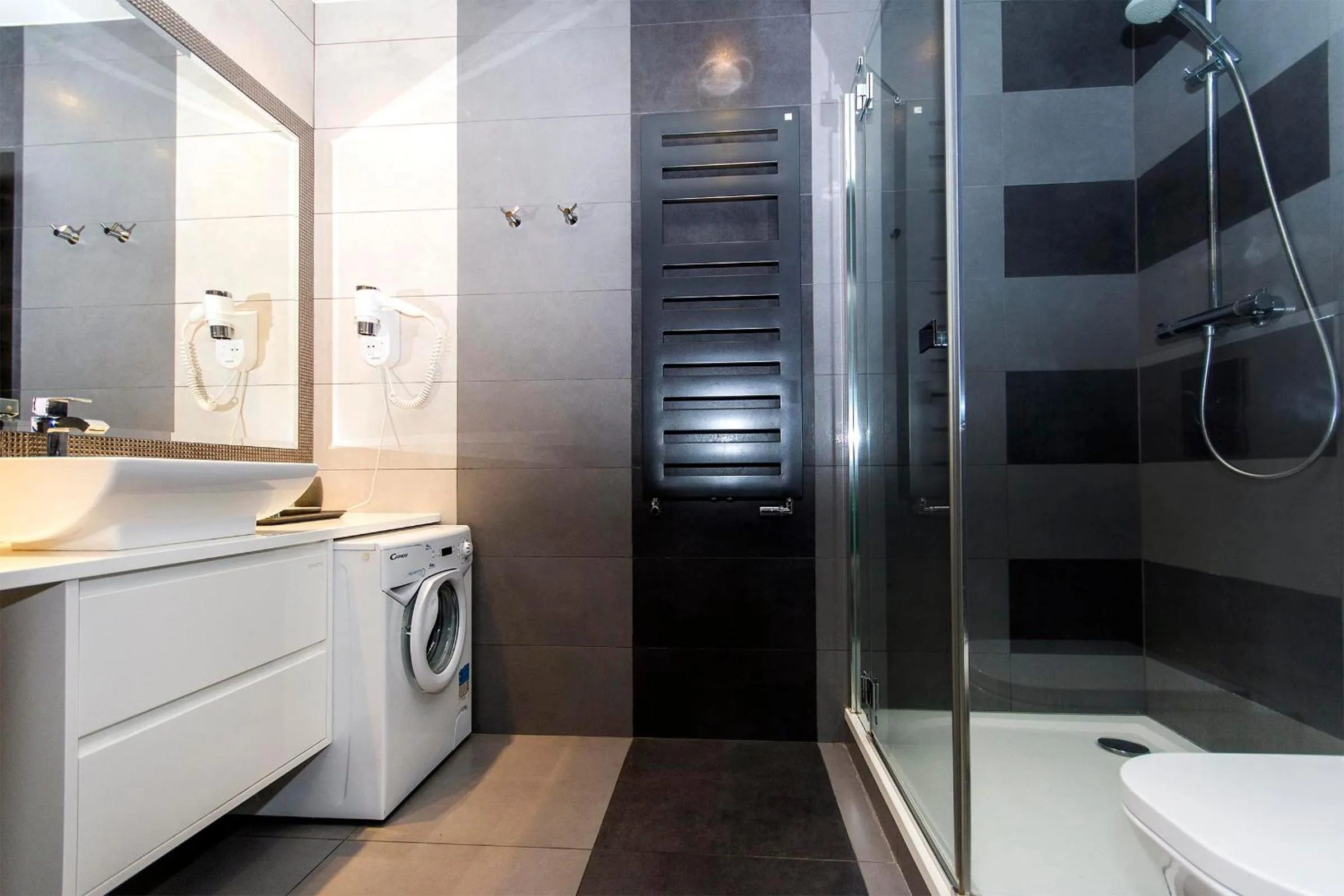 Shower in Dom & House – Old Town Waterlane