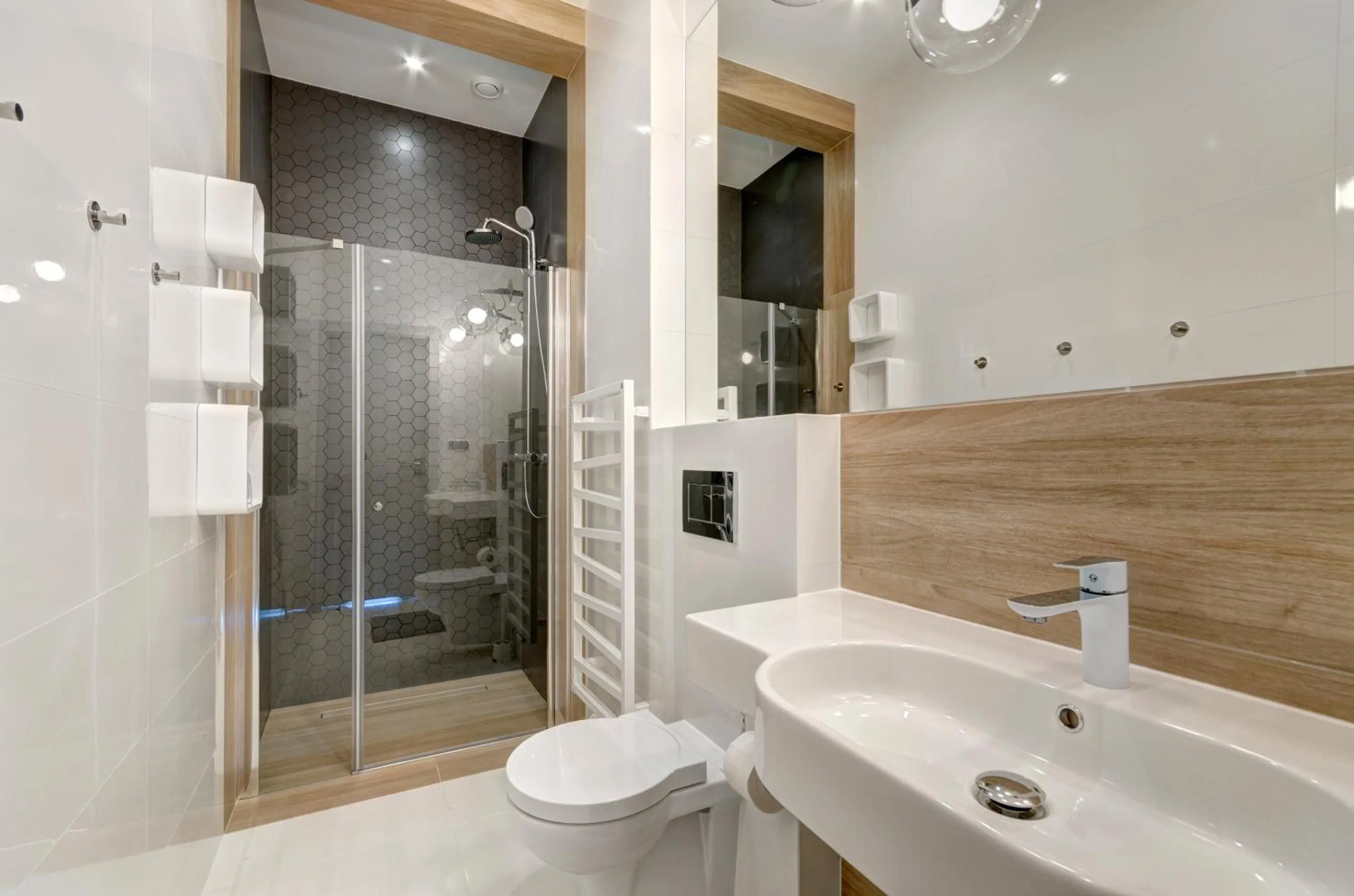 Shower in Dom & House – Old Town Waterlane