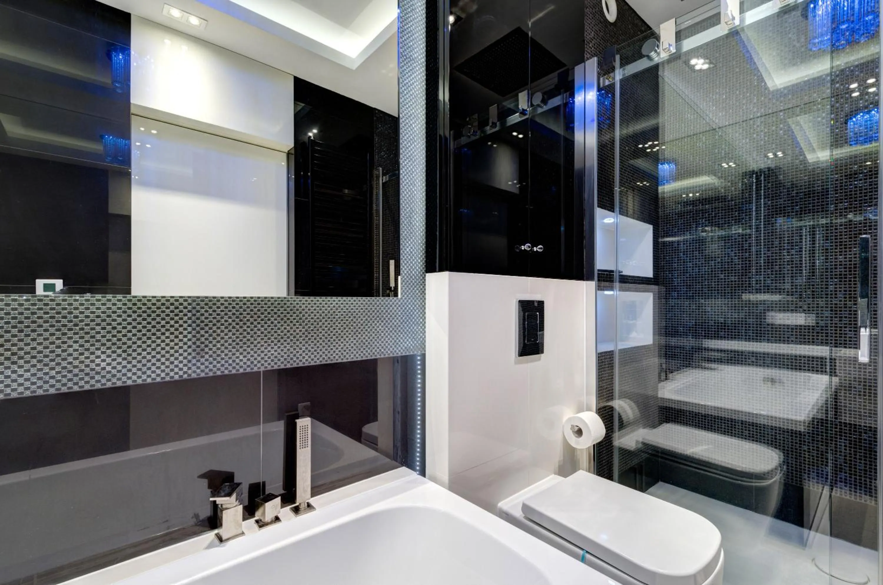 Shower in Dom & House – Old Town Waterlane