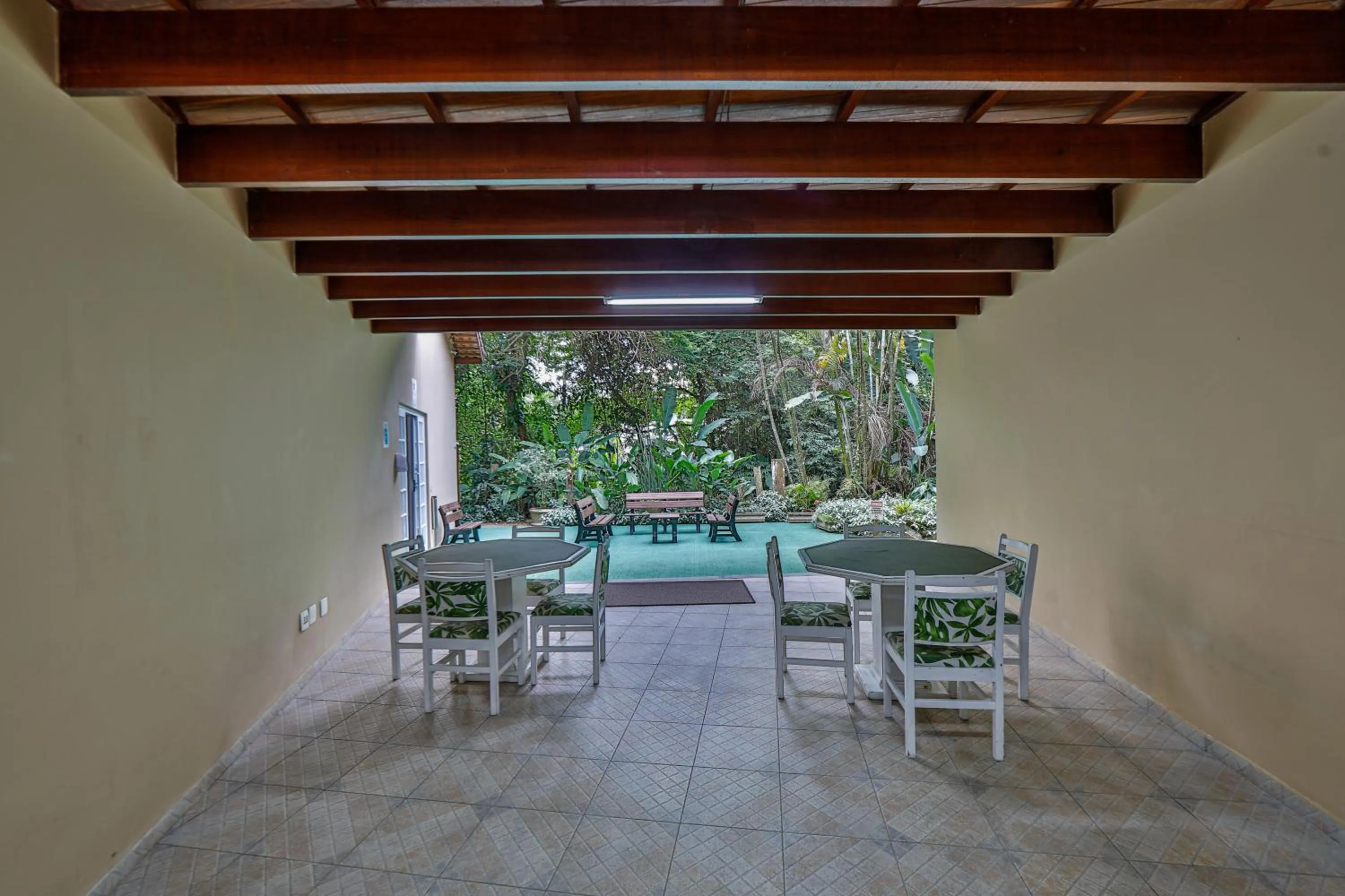 Patio in Flat estudio 110 Amarilis Riviera de São Lourenço, 03 piscina climatizada, serviço de hotelaria, limpesa e troca de toalhas diária, carregador veiculo elétrico e servico de praia finais de semana WiFi 500