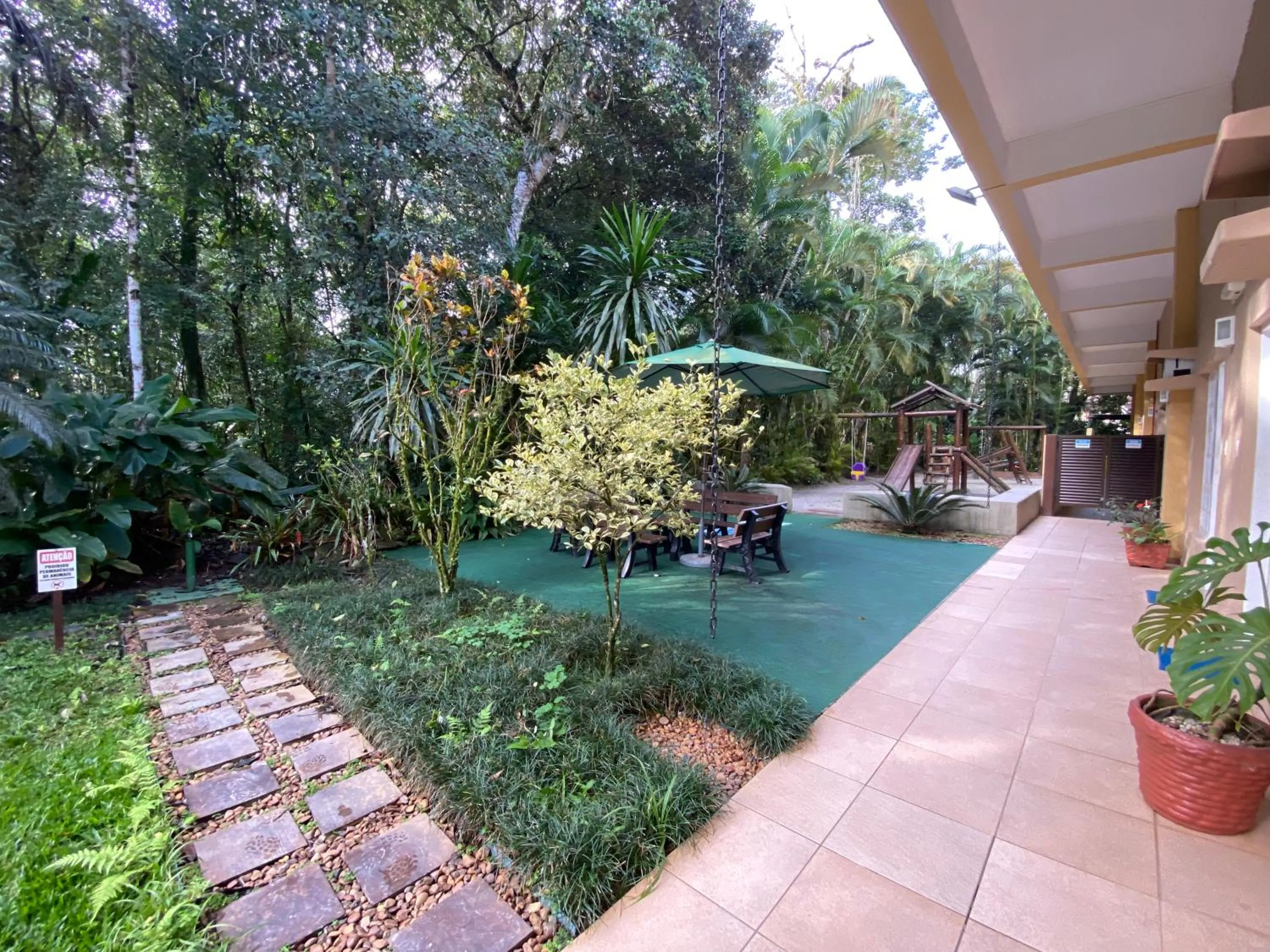 Patio in Flat estudio 110 Amarilis Riviera de São Lourenço, 03 piscina climatizada, serviço de hotelaria, limpesa e troca de toalhas diária, carregador veiculo elétrico e servico de praia finais de semana WiFi 500