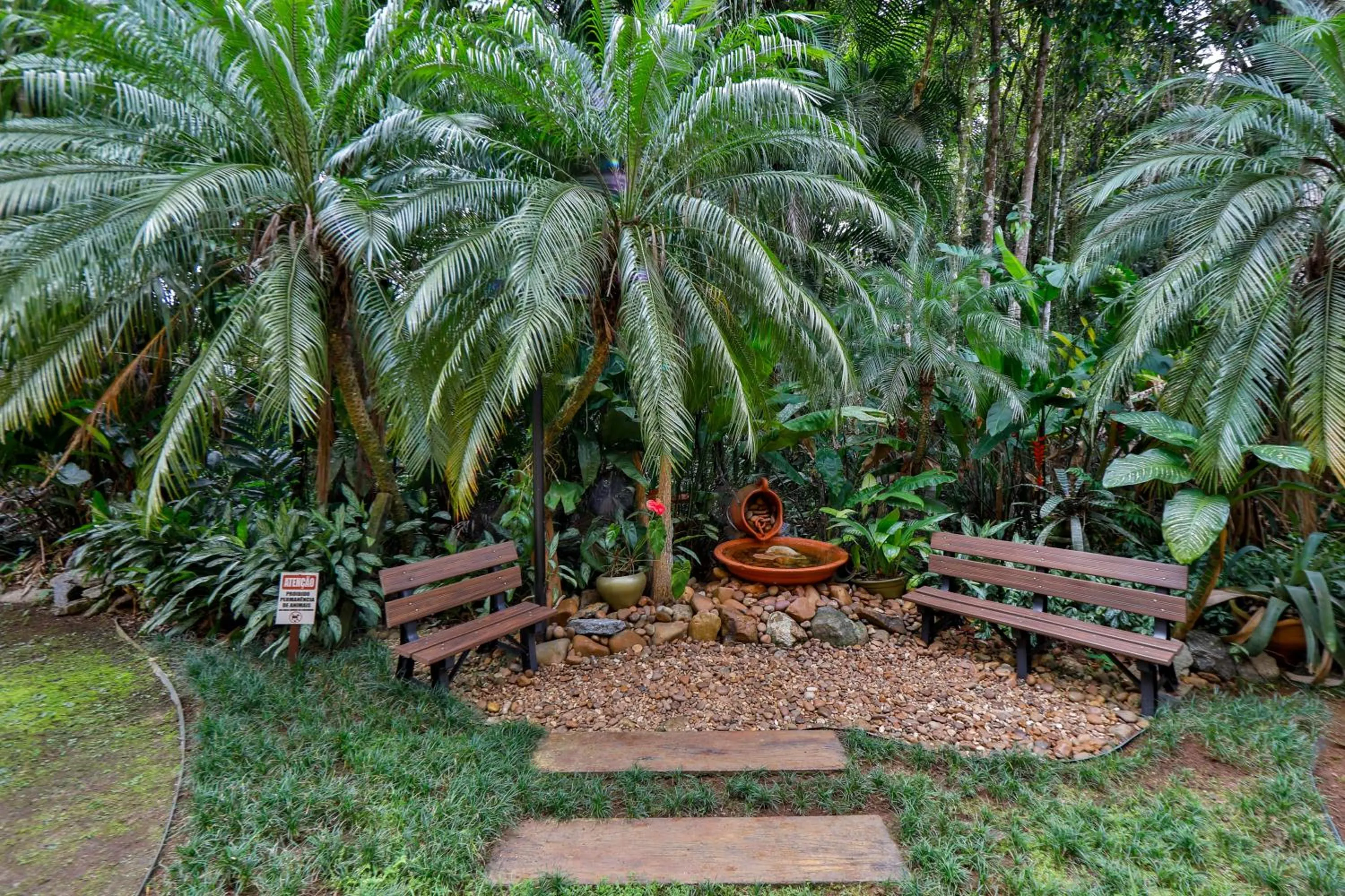 Garden in Flat estudio 110 Amarilis Riviera de São Lourenço, 03 piscina climatizada, serviço de hotelaria, limpesa e troca de toalhas diária, carregador veiculo elétrico e servico de praia finais de semana WiFi 500