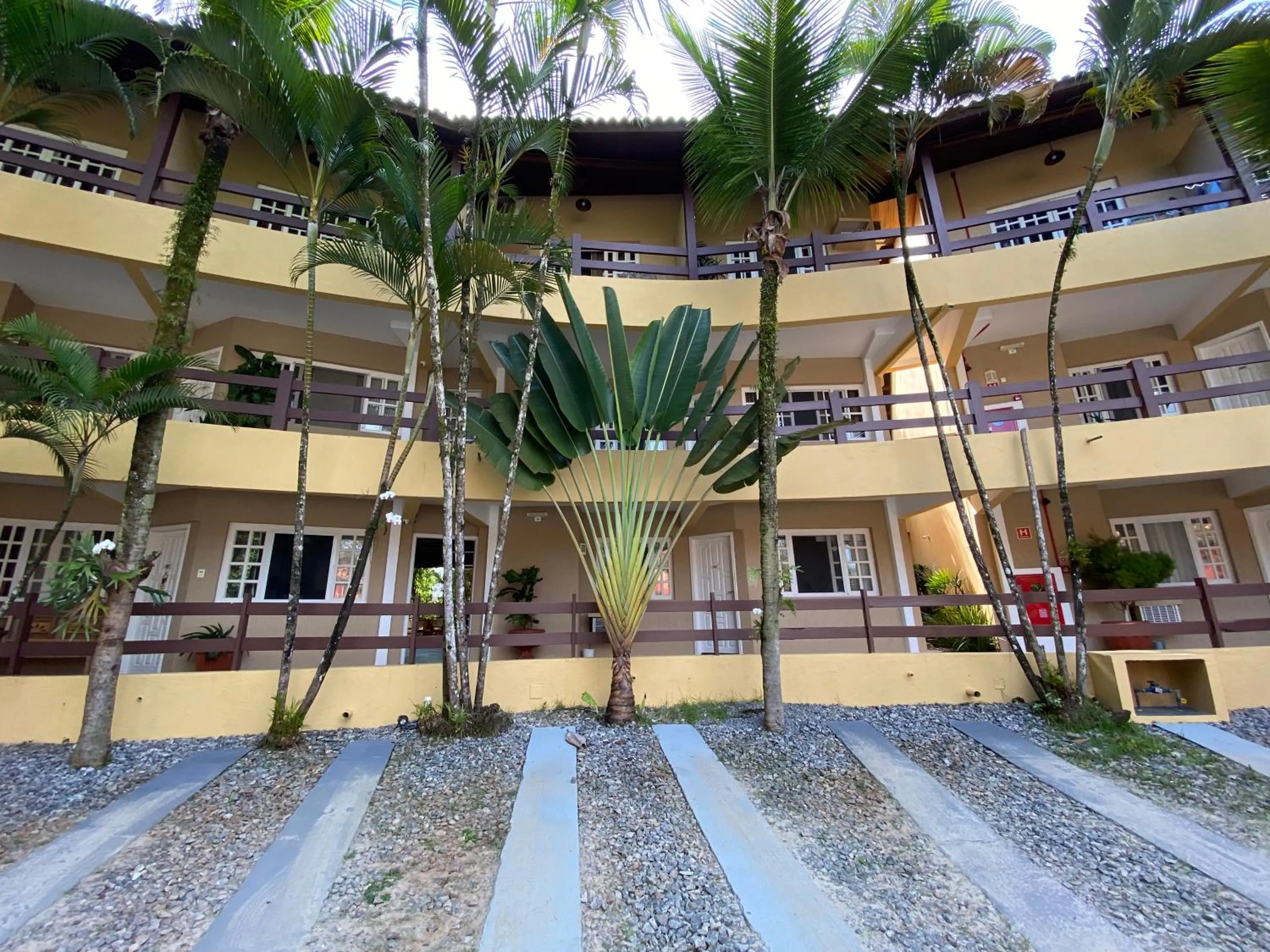 Property building in Flat estudio 110 Amarilis Riviera de São Lourenço, 03 piscina climatizada, serviço de hotelaria, limpesa e troca de toalhas diária, carregador veiculo elétrico e servico de praia finais de semana WiFi 500