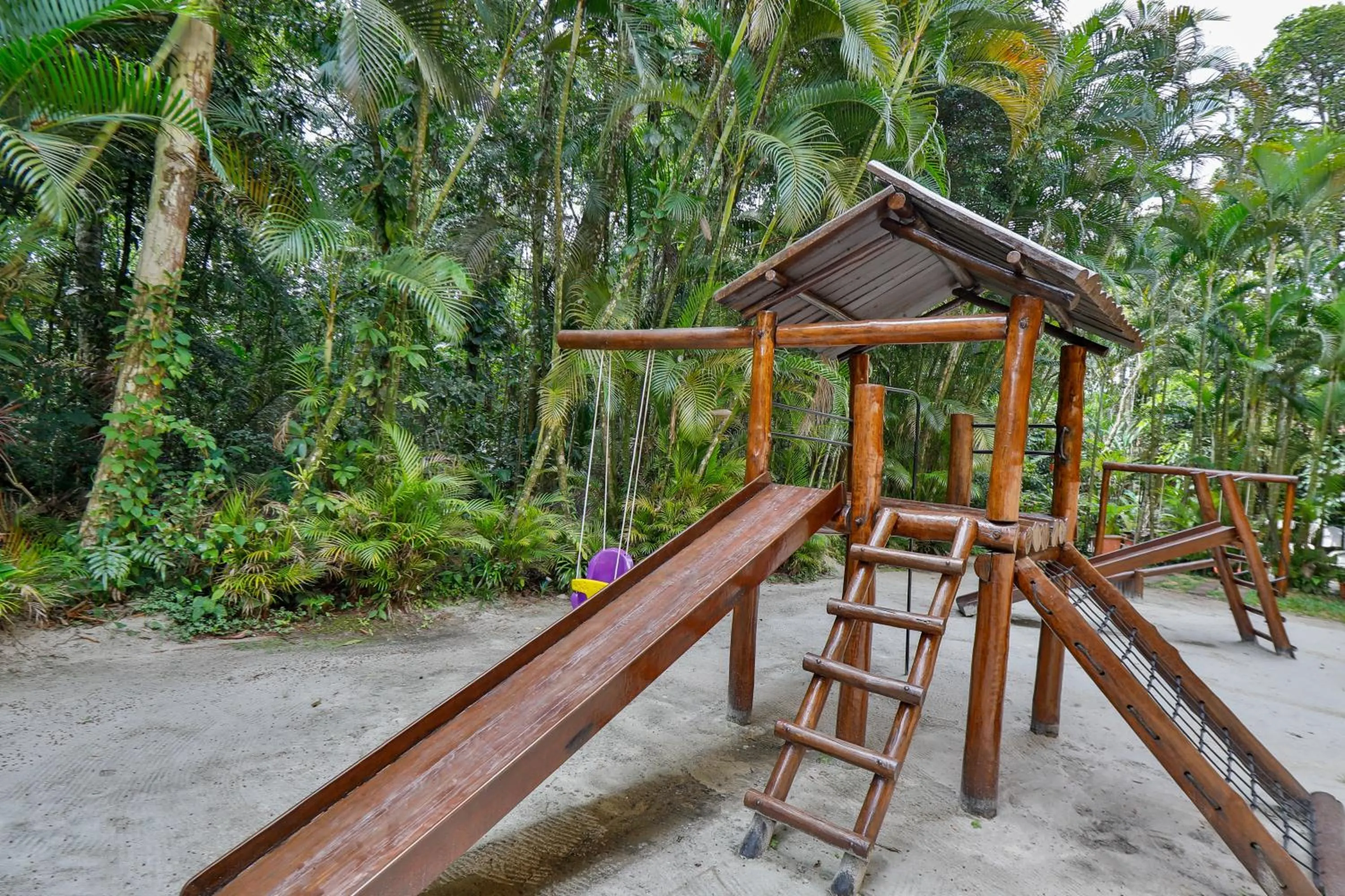 Children play ground in Flat estudio 110 Amarilis Riviera de São Lourenço, 03 piscina climatizada, serviço de hotelaria, limpesa e troca de toalhas diária, carregador veiculo elétrico e servico de praia finais de semana WiFi 500