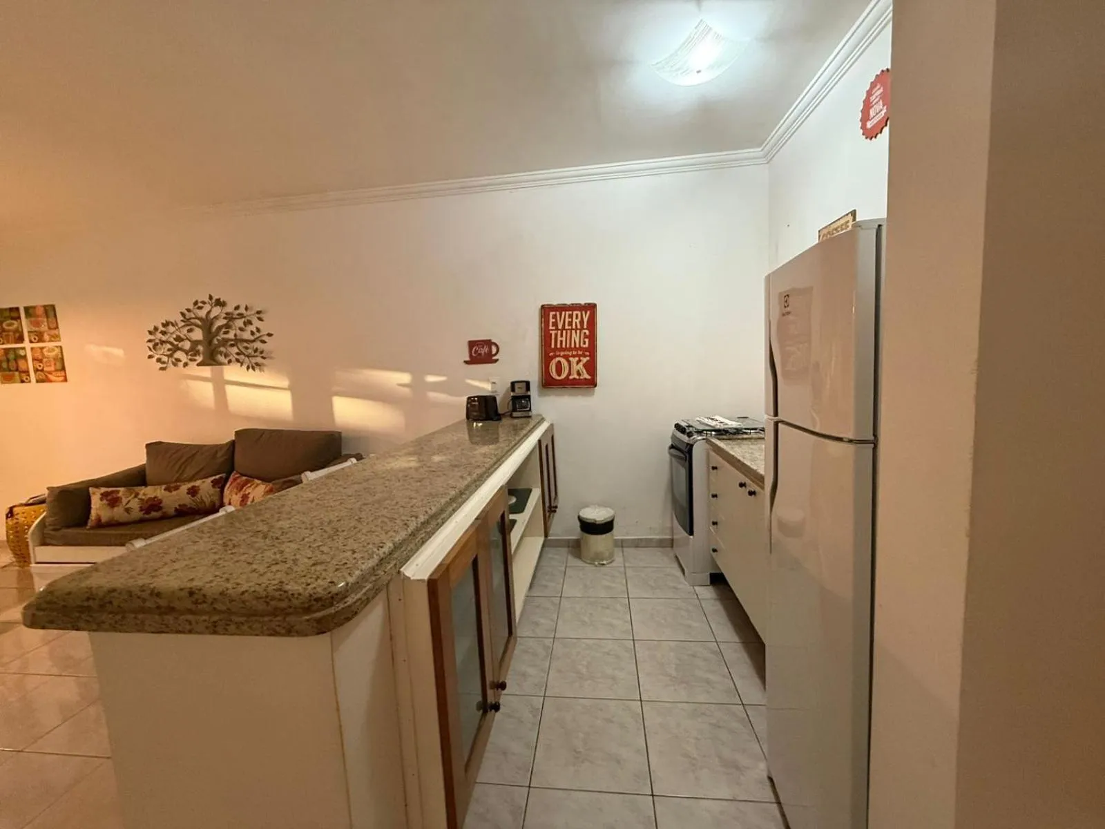 Kitchen or kitchenette in Flat estudio 110 Amarilis Riviera de São Lourenço, 03 piscina climatizada, serviço de hotelaria, limpesa e troca de toalhas diária, carregador veiculo elétrico e servico de praia finais de semana WiFi 500