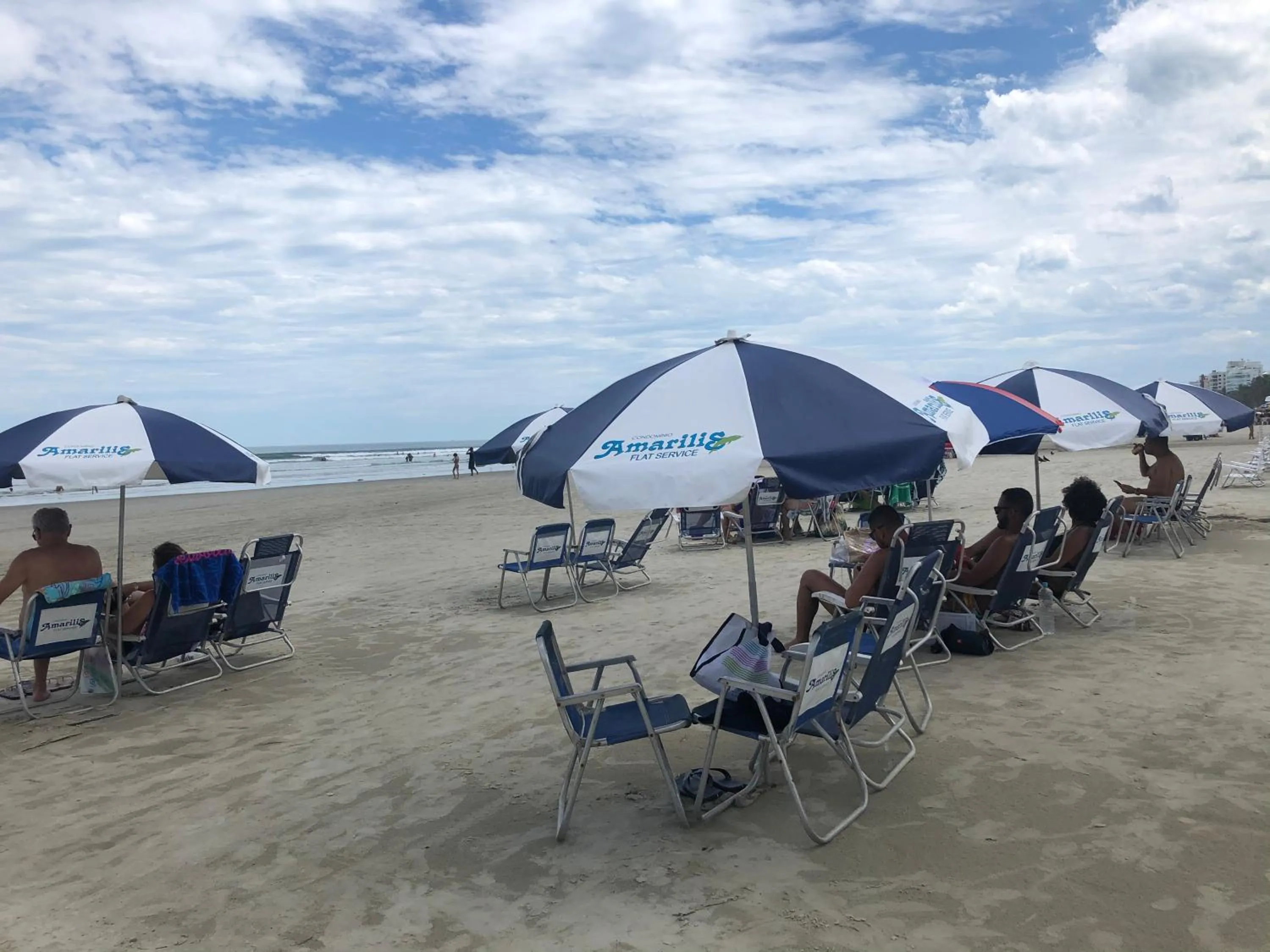 Beach in Flat estudio 110 Amarilis Riviera de São Lourenço, 03 piscina climatizada, serviço de hotelaria, limpesa e troca de toalhas diária, carregador veiculo elétrico e servico de praia finais de semana WiFi 500