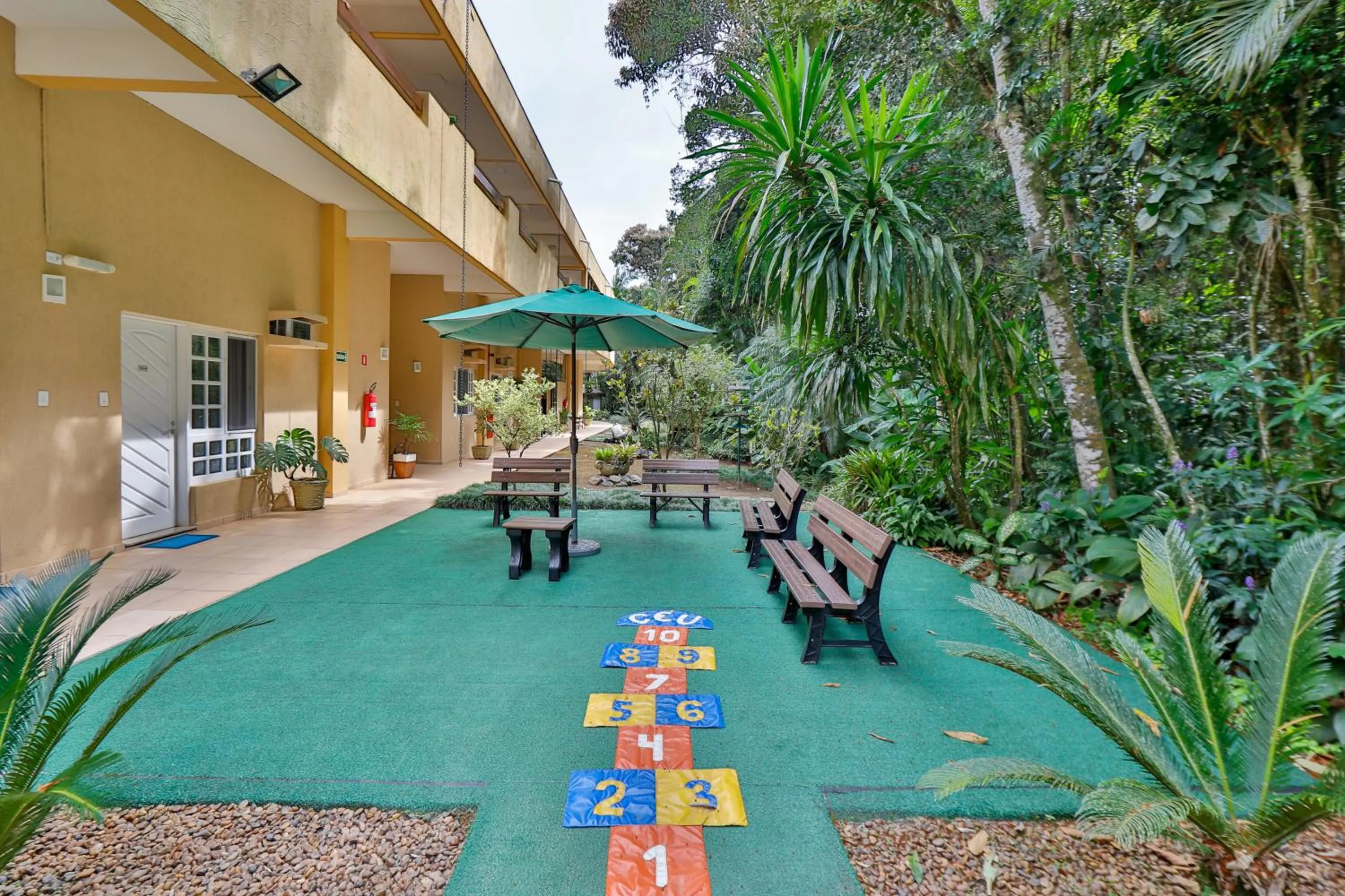 Garden in Flat estudio 110 Amarilis Riviera de São Lourenço, 03 piscina climatizada, serviço de hotelaria, limpesa e troca de toalhas diária, carregador veiculo elétrico e servico de praia finais de semana WiFi 500