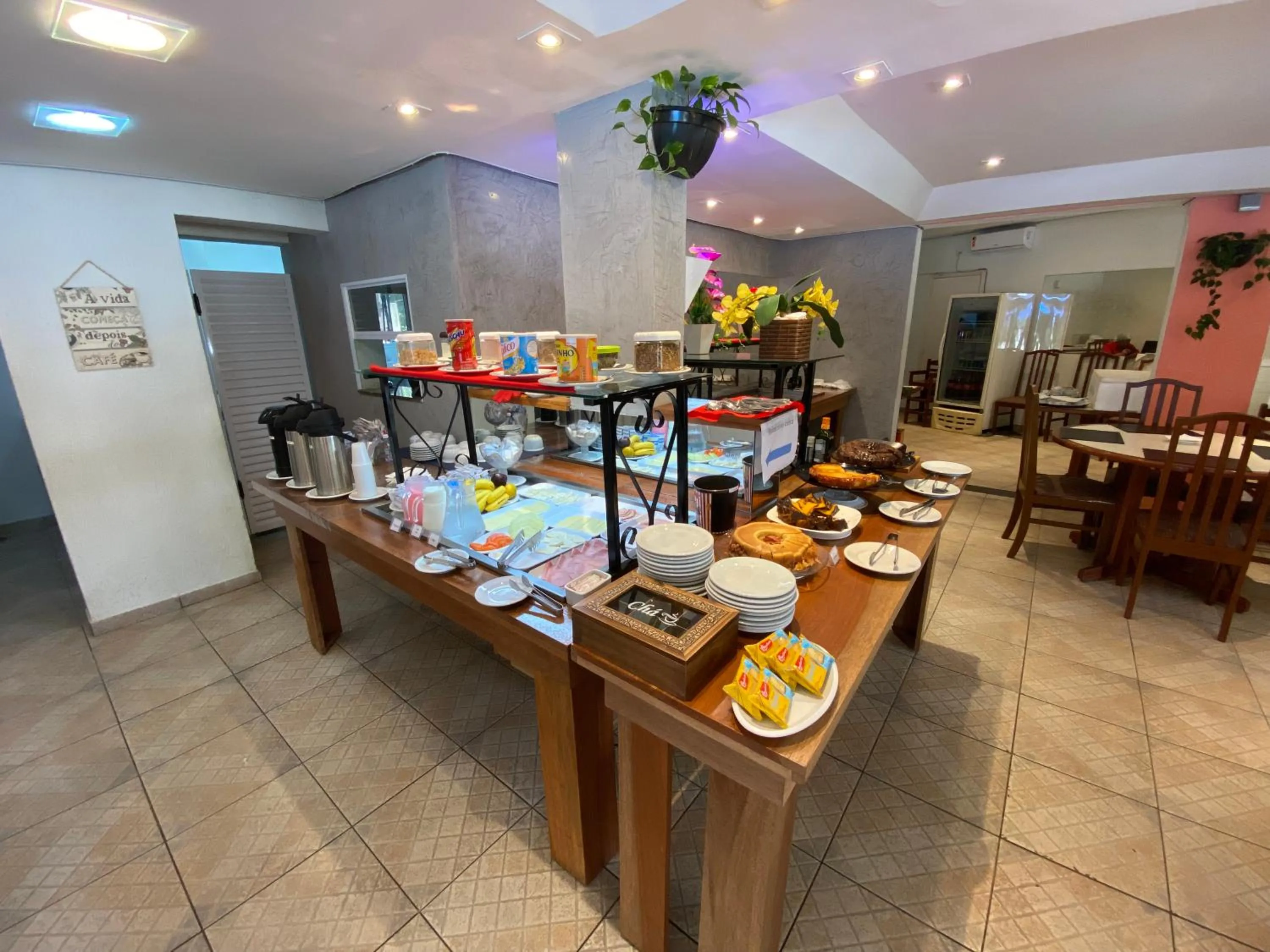 Restaurant/places to eat in Flat estudio 110 Amarilis Riviera de São Lourenço, 03 piscina climatizada, serviço de hotelaria, limpesa e troca de toalhas diária, carregador veiculo elétrico e servico de praia finais de semana WiFi 500