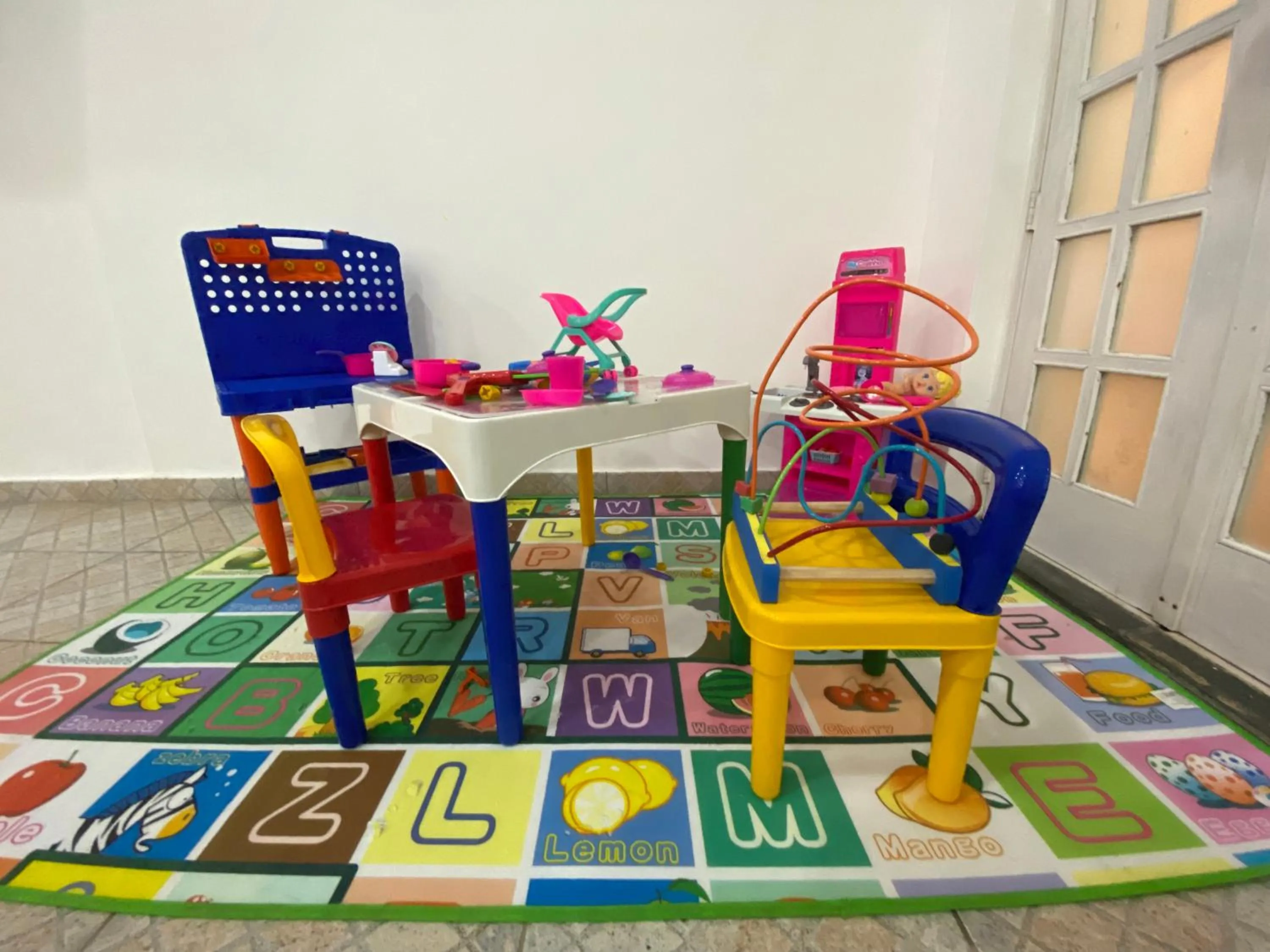 Kids's club in Flat estudio 110 Amarilis Riviera de São Lourenço, 03 piscina climatizada, serviço de hotelaria, limpesa e troca de toalhas diária, carregador veiculo elétrico e servico de praia finais de semana WiFi 500