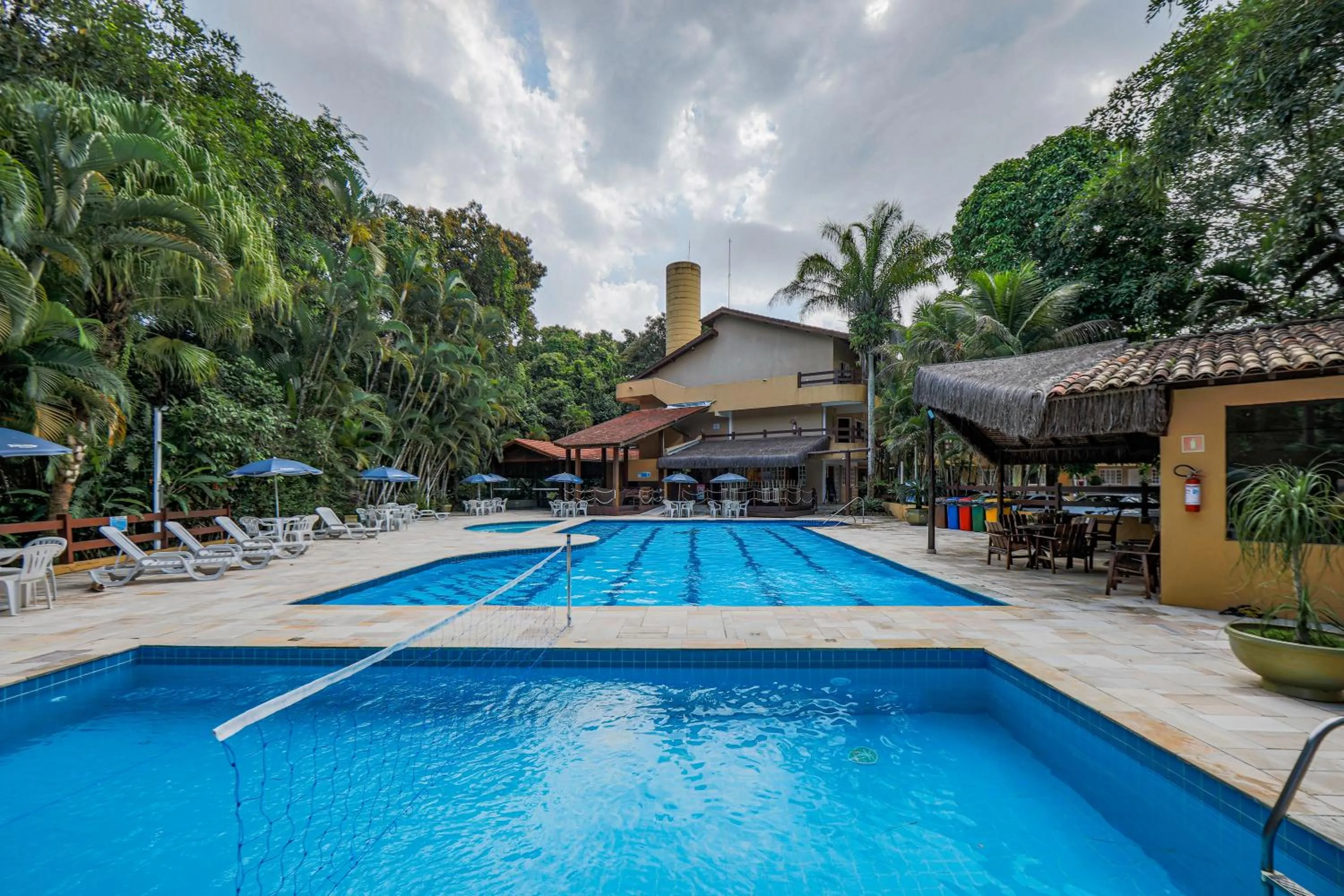 Swimming pool in Flat estudio 110 Amarilis Riviera de São Lourenço, 03 piscina climatizada, serviço de hotelaria, limpesa e troca de toalhas diária, carregador veiculo elétrico e servico de praia finais de semana WiFi 500