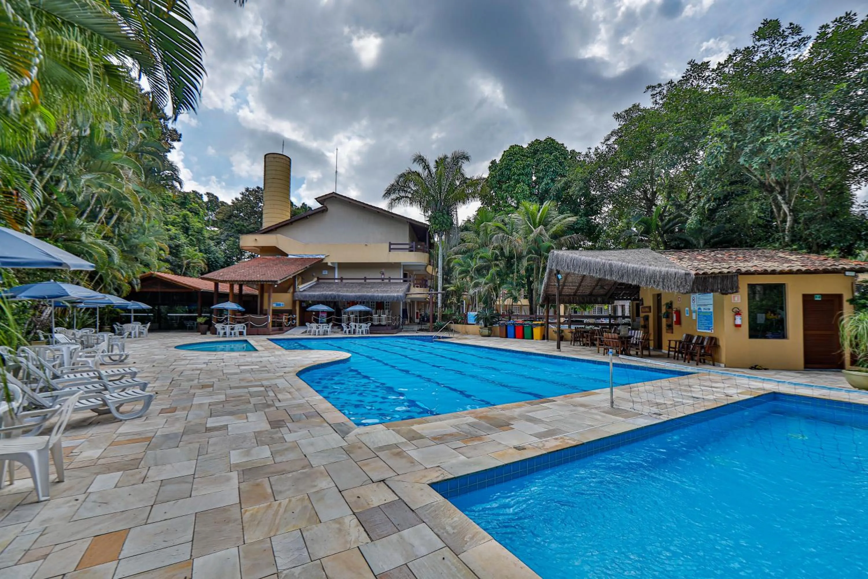 Swimming pool in Flat estudio 110 Amarilis Riviera de São Lourenço, 03 piscina climatizada, serviço de hotelaria, limpesa e troca de toalhas diária, carregador veiculo elétrico e servico de praia finais de semana WiFi 500