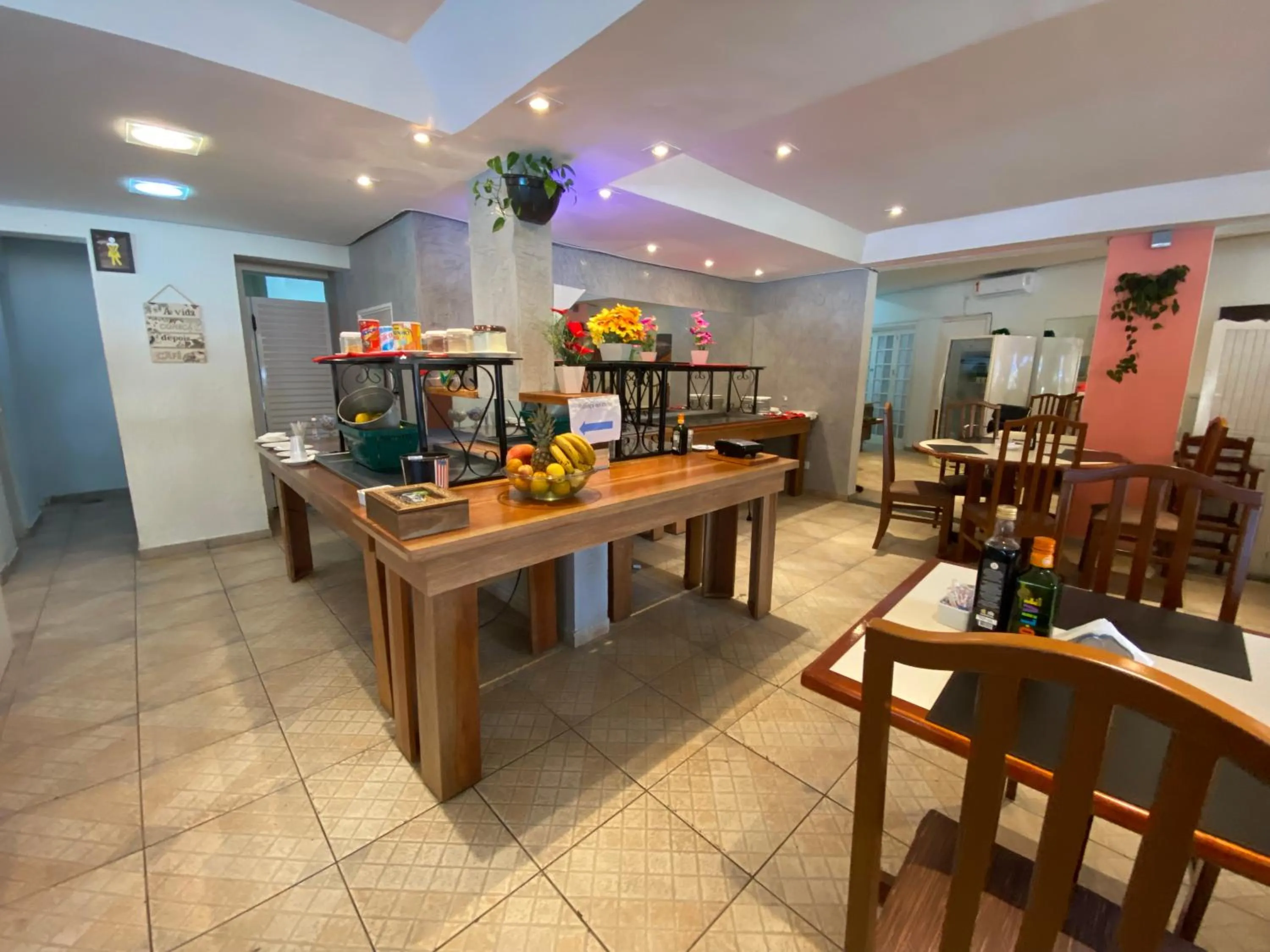 Buffet breakfast in Flat estudio 110 Amarilis Riviera de São Lourenço, 03 piscina climatizada, serviço de hotelaria, limpesa e troca de toalhas diária, carregador veiculo elétrico e servico de praia finais de semana WiFi 500