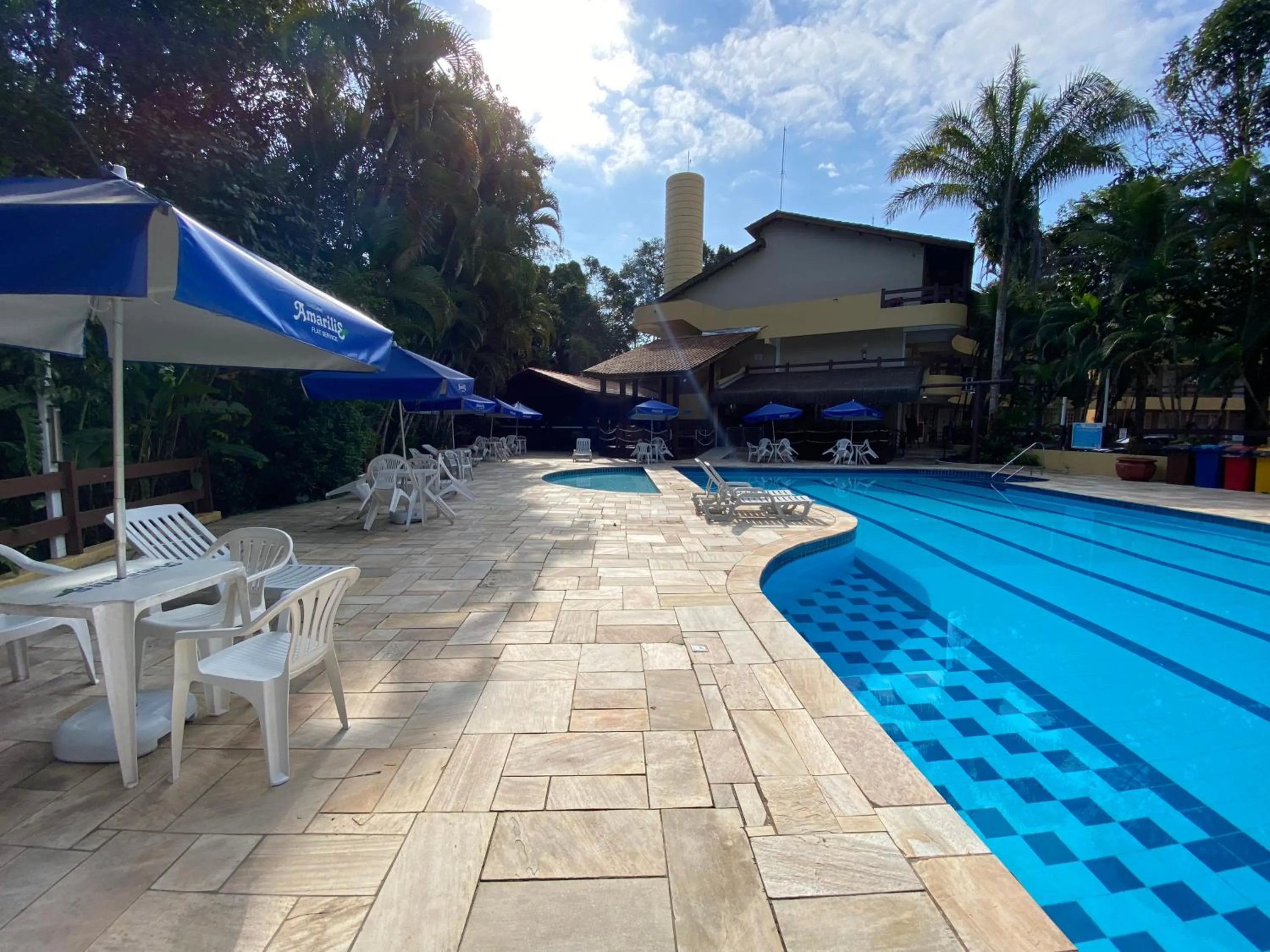 Pool view in Flat estudio 110 Amarilis Riviera de São Lourenço, 03 piscina climatizada, serviço de hotelaria, limpesa e troca de toalhas diária, carregador veiculo elétrico e servico de praia finais de semana WiFi 500