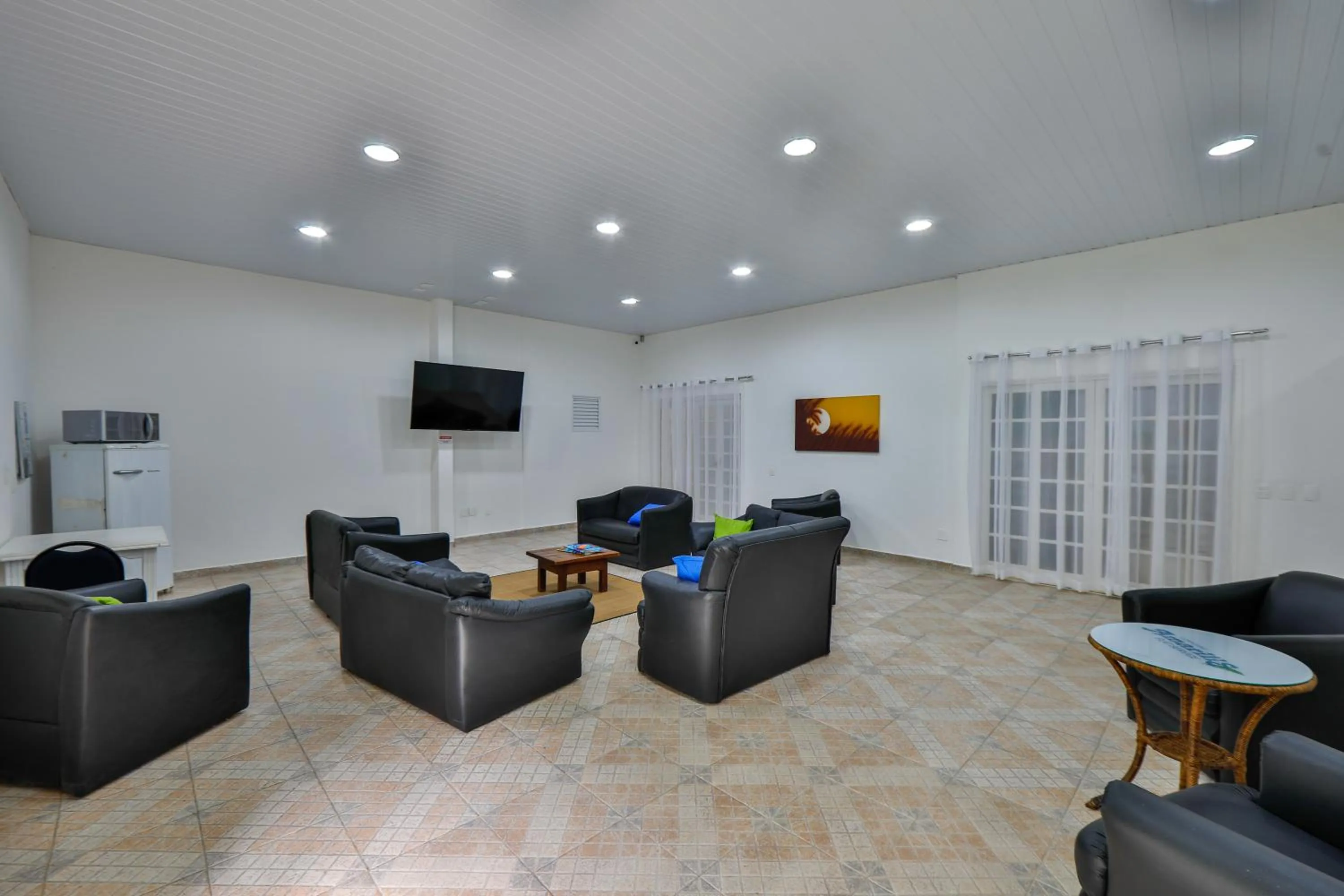 Communal lounge/ TV room in Flat estudio 110 Amarilis Riviera de São Lourenço, 03 piscina climatizada, serviço de hotelaria, limpesa e troca de toalhas diária, carregador veiculo elétrico e servico de praia finais de semana WiFi 500