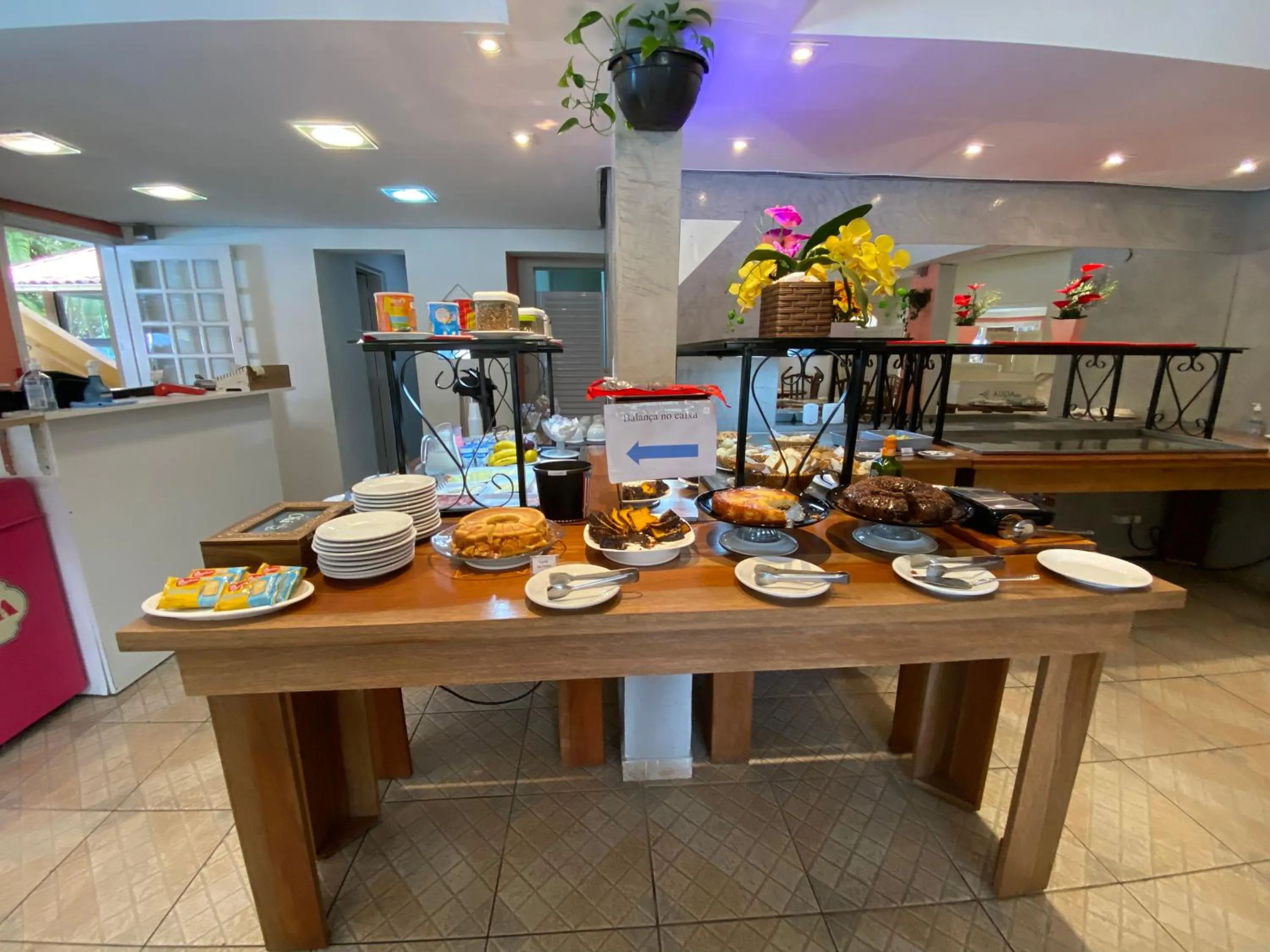 Breakfast in Flat estudio 110 Amarilis Riviera de São Lourenço, 03 piscina climatizada, serviço de hotelaria, limpesa e troca de toalhas diária, carregador veiculo elétrico e servico de praia finais de semana WiFi 500