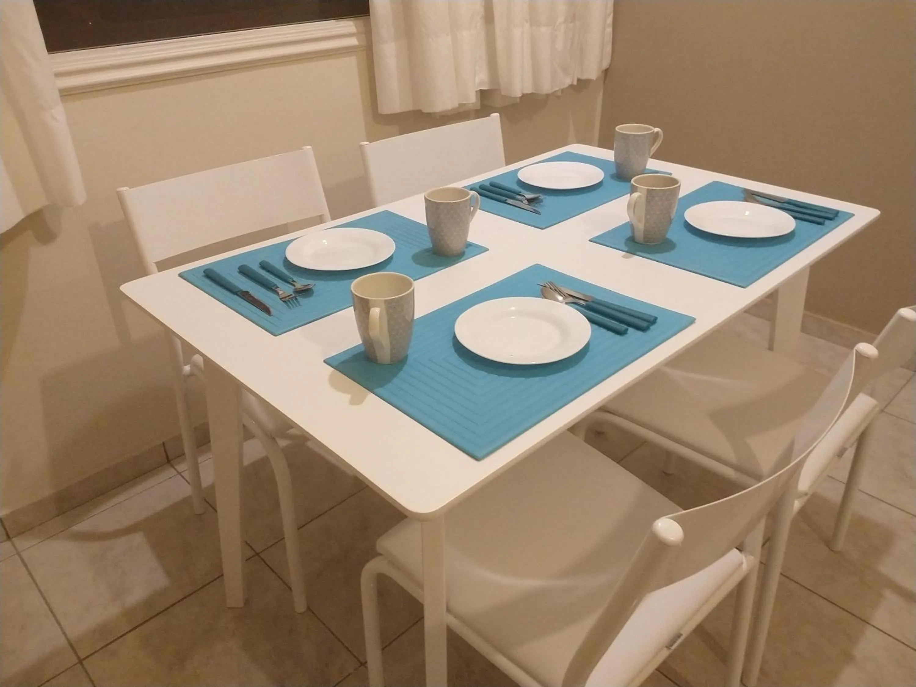 Dining area in Flat estudio 110 Amarilis Riviera de São Lourenço, 03 piscina climatizada, serviço de hotelaria, limpesa e troca de toalhas diária, carregador veiculo elétrico e servico de praia finais de semana WiFi 500