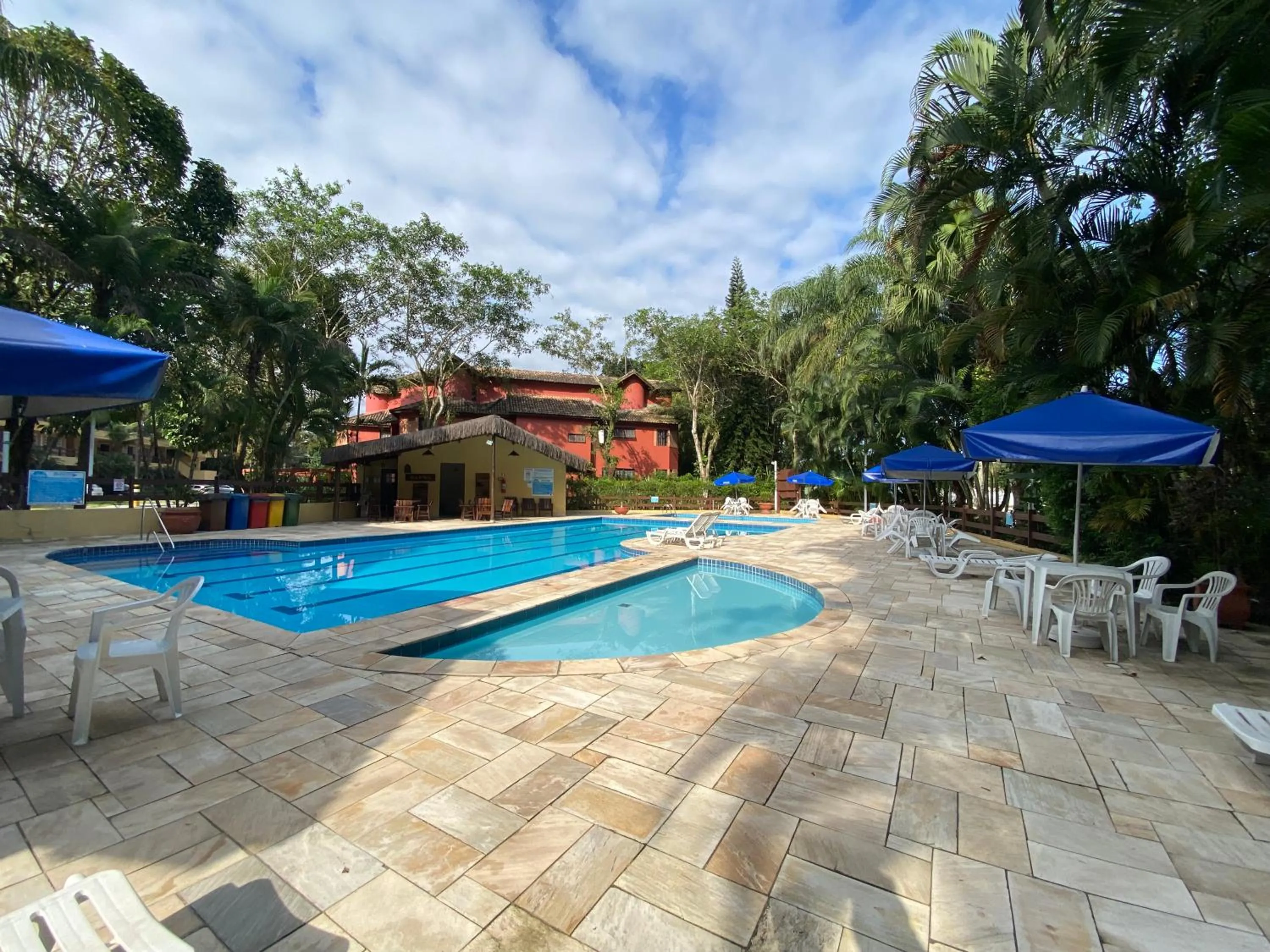 Pool view in Flat estudio 110 Amarilis Riviera de São Lourenço, 03 piscina climatizada, serviço de hotelaria, limpesa e troca de toalhas diária, carregador veiculo elétrico e servico de praia finais de semana WiFi 500