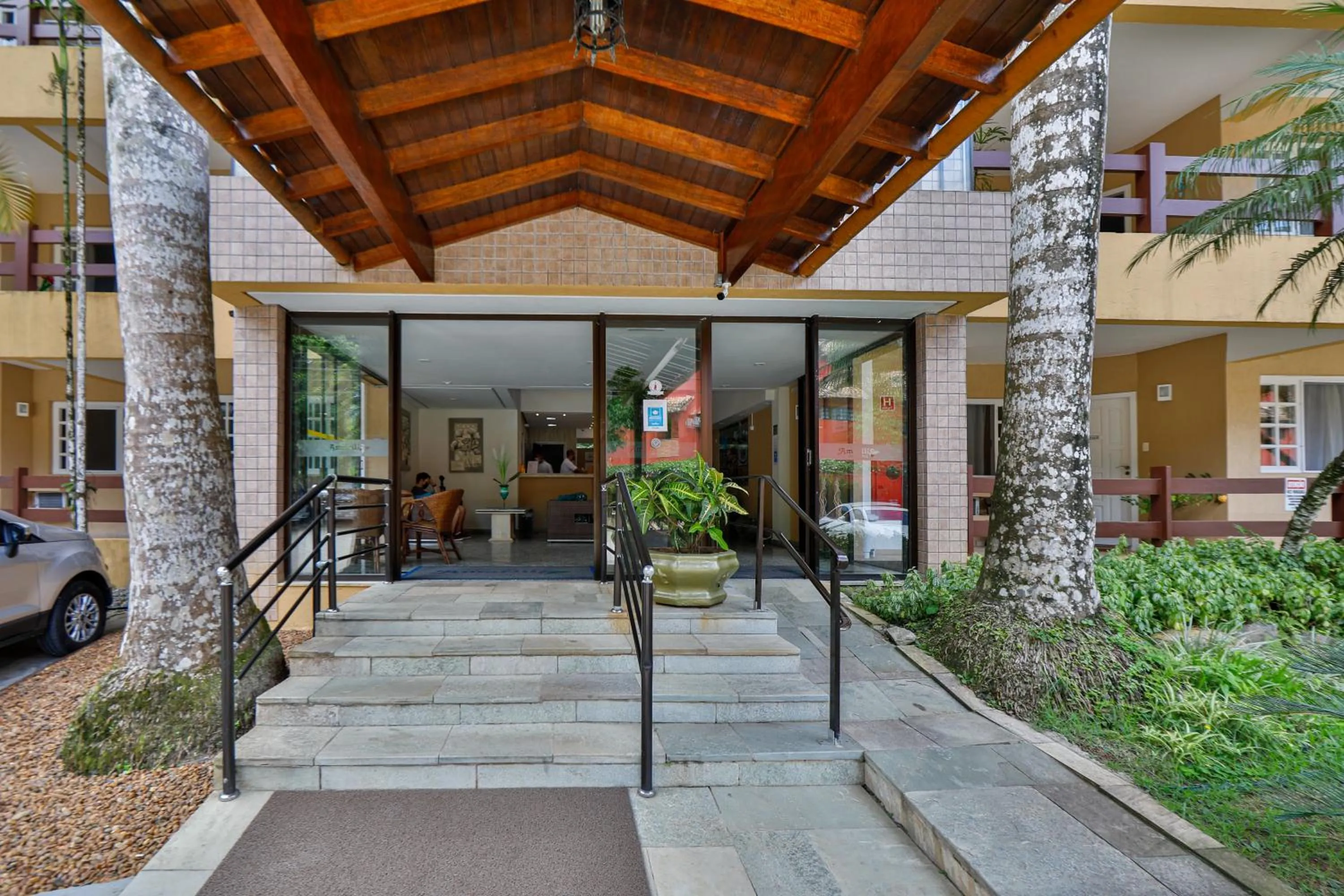 Facade/entrance in Flat estudio 110 Amarilis Riviera de São Lourenço, 03 piscina climatizada, serviço de hotelaria, limpesa e troca de toalhas diária, carregador veiculo elétrico e servico de praia finais de semana WiFi 500