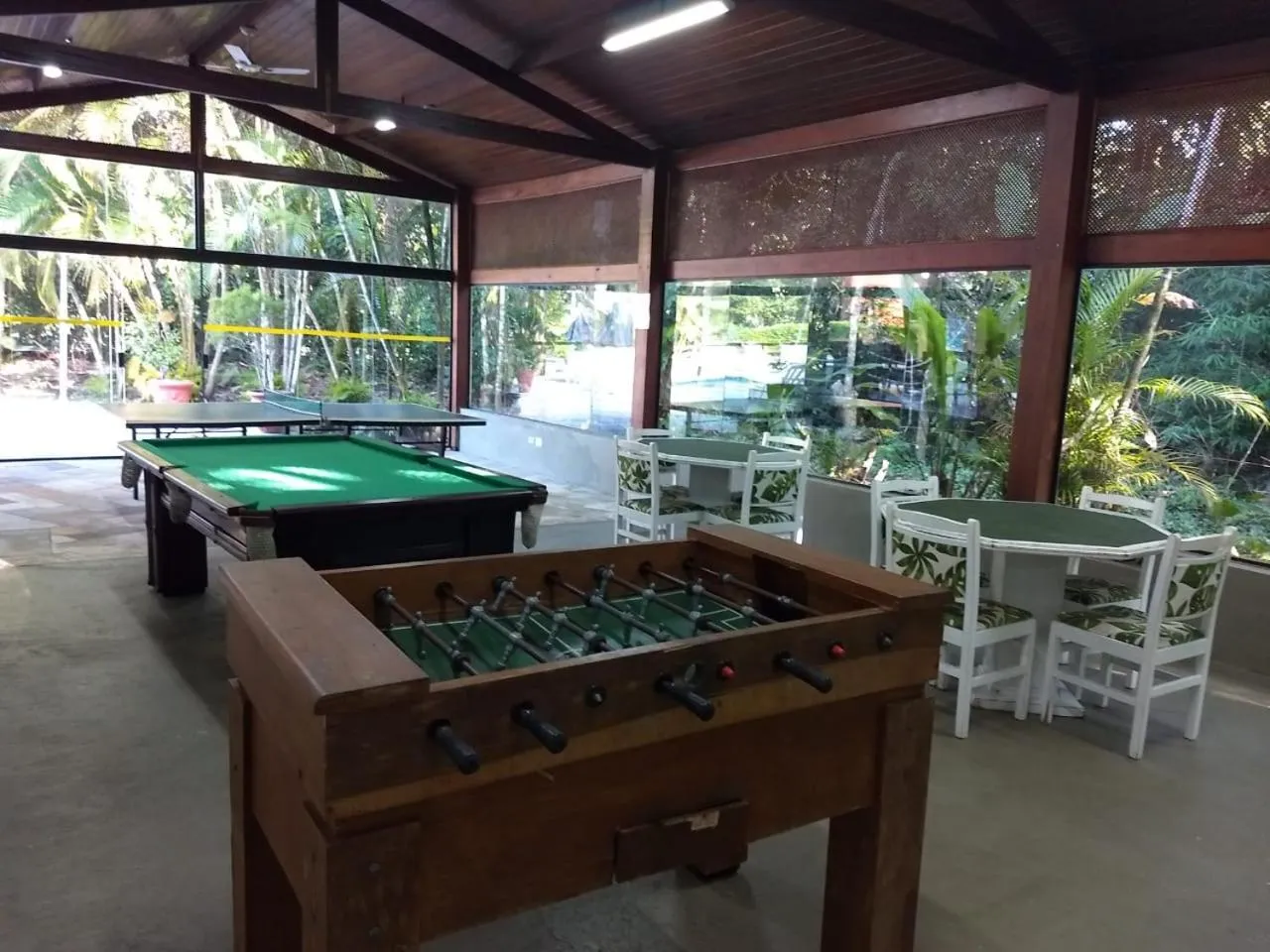 Billiard in Flat estudio 110 Amarilis Riviera de São Lourenço, 03 piscina climatizada, serviço de hotelaria, limpesa e troca de toalhas diária, carregador veiculo elétrico e servico de praia finais de semana WiFi 500