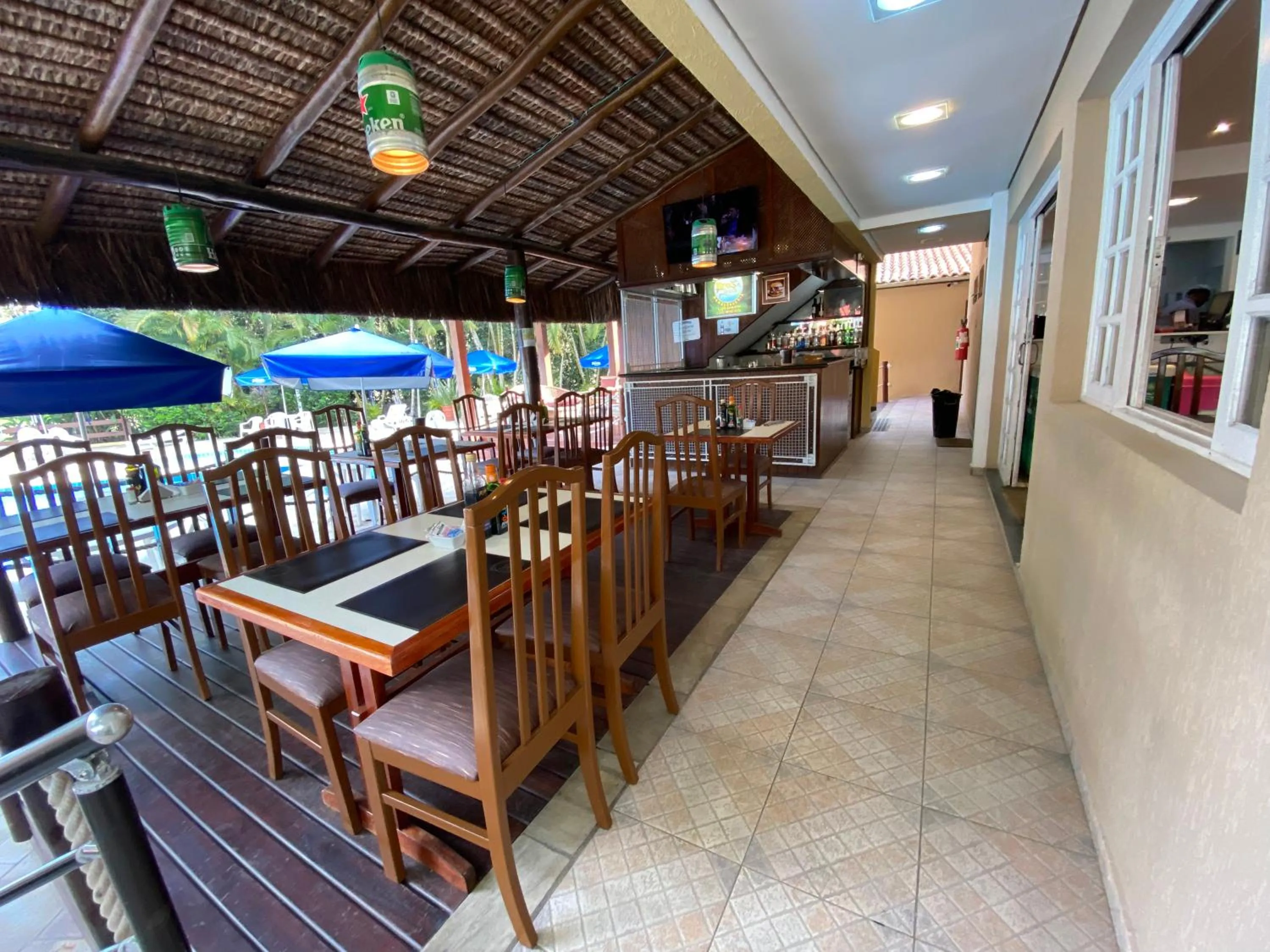 Restaurant/places to eat in Flat estudio 110 Amarilis Riviera de São Lourenço, 03 piscina climatizada, serviço de hotelaria, limpesa e troca de toalhas diária, carregador veiculo elétrico e servico de praia finais de semana WiFi 500