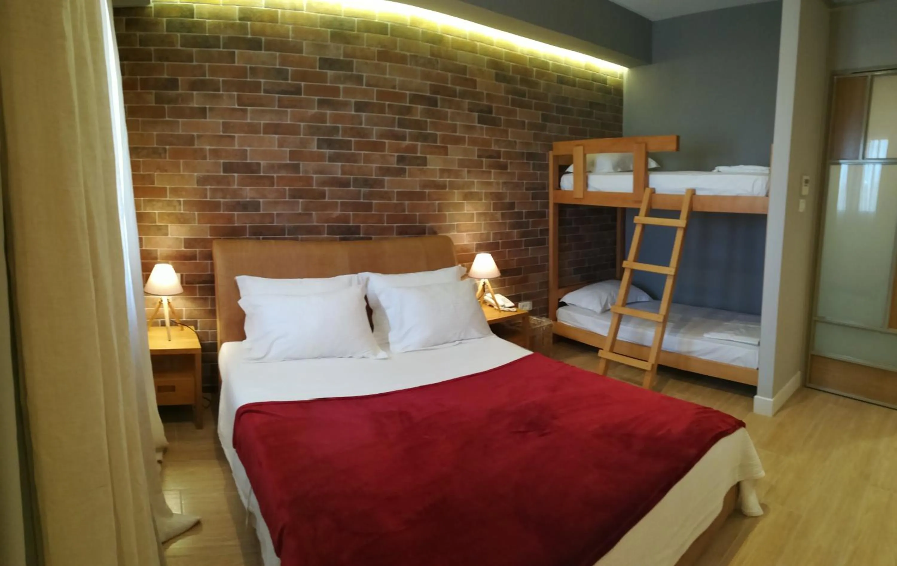 Bedroom, Bed in Amaryllis