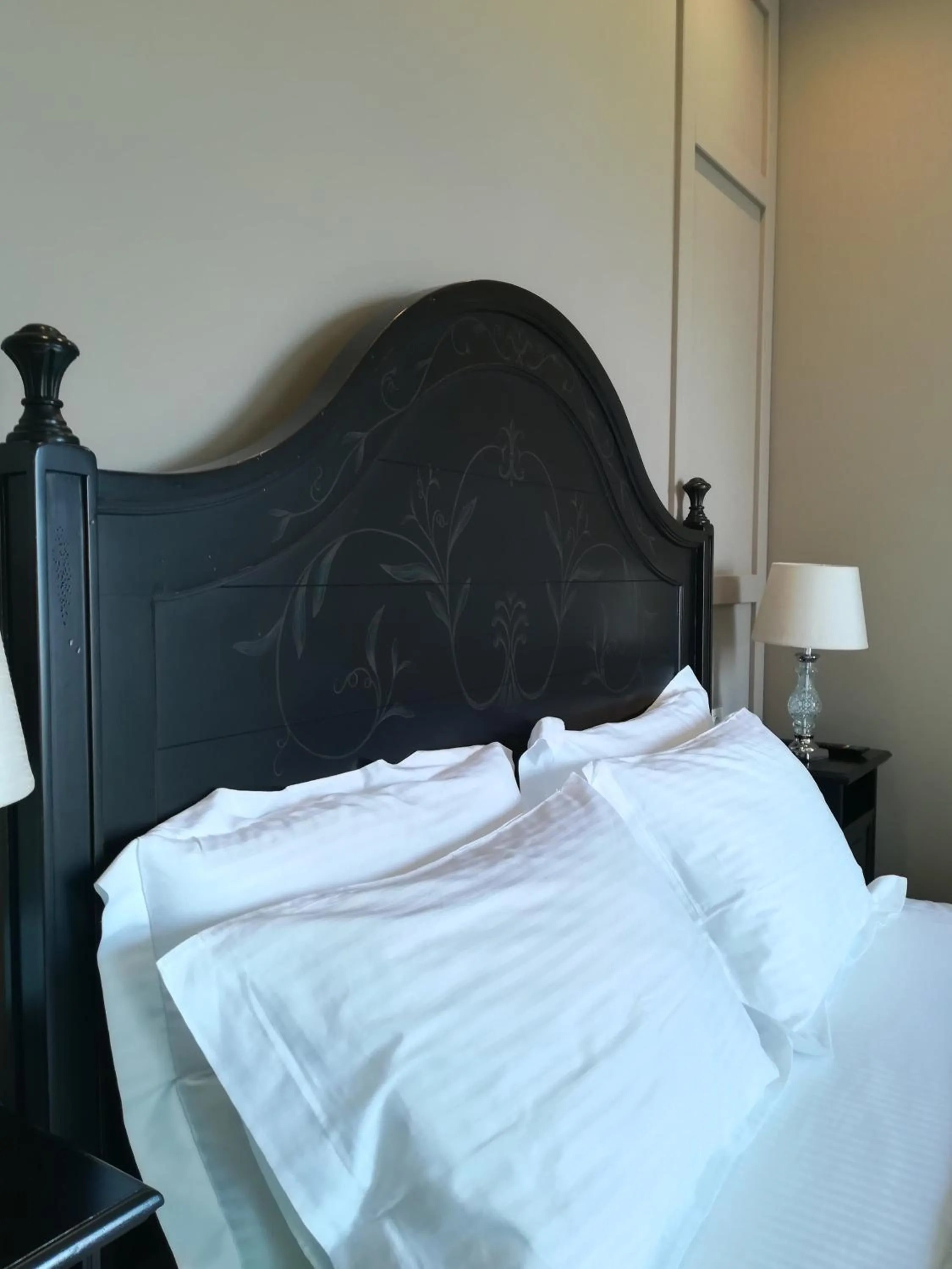 Decorative detail, Bed in Amaryllis