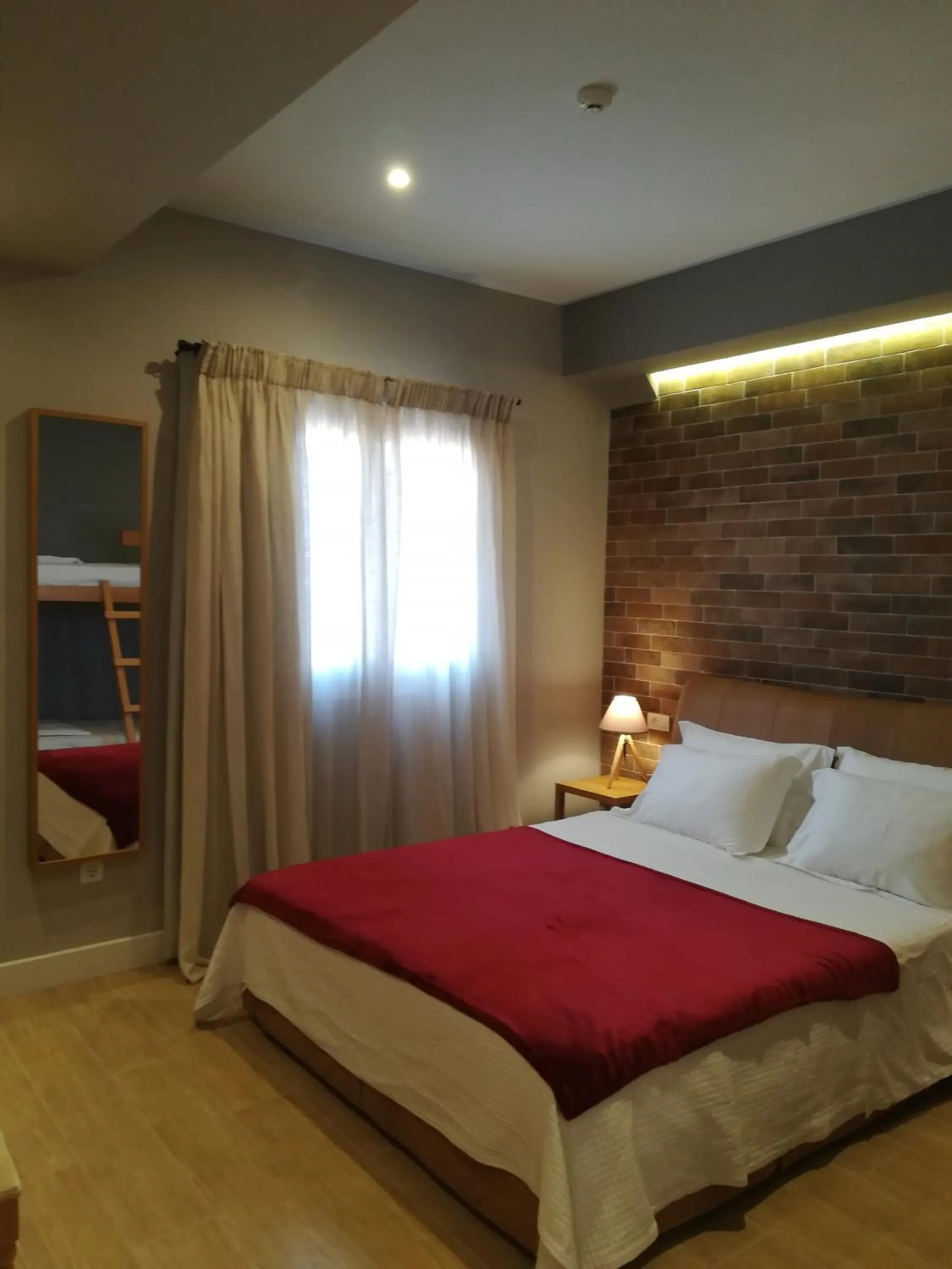 Bedroom, Bed in Amaryllis