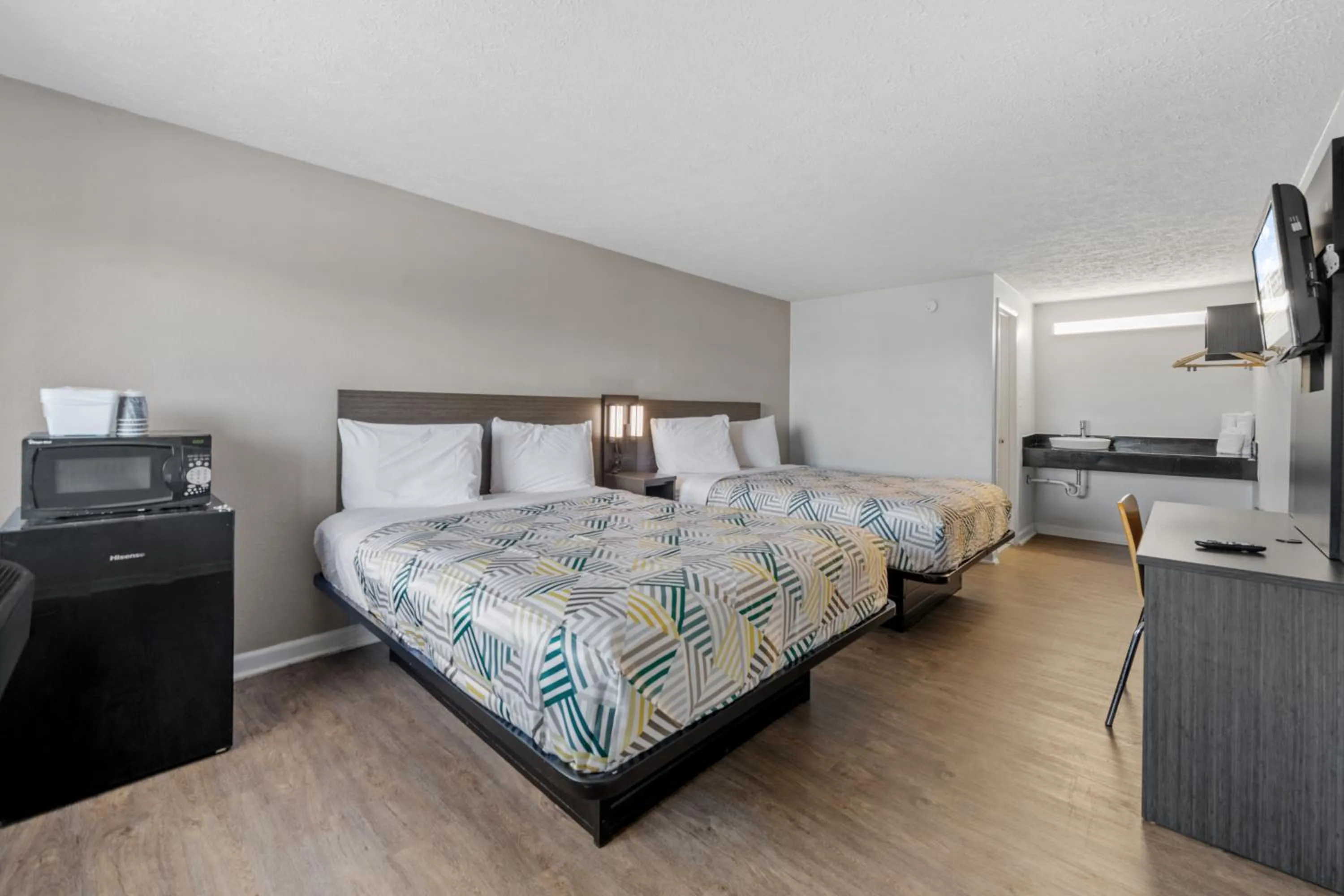 Photo of the whole room, Bed in Budget Inn-Norfolk, VA - Oceanview