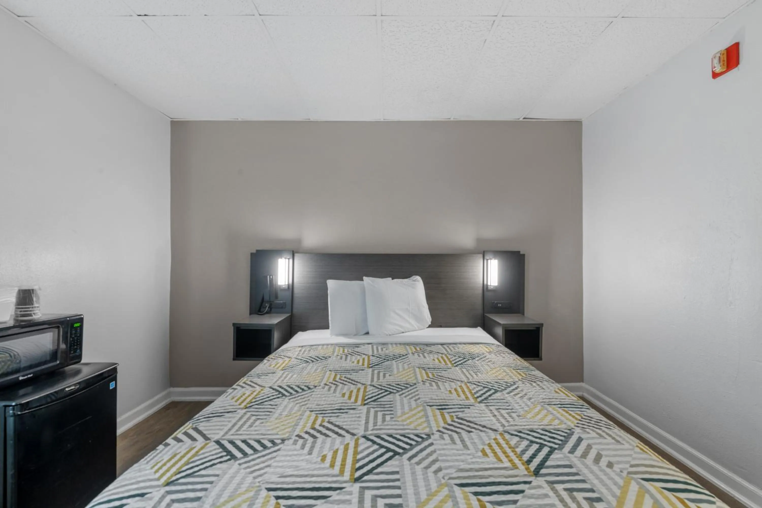 Bed in Budget Inn-Norfolk, VA - Oceanview