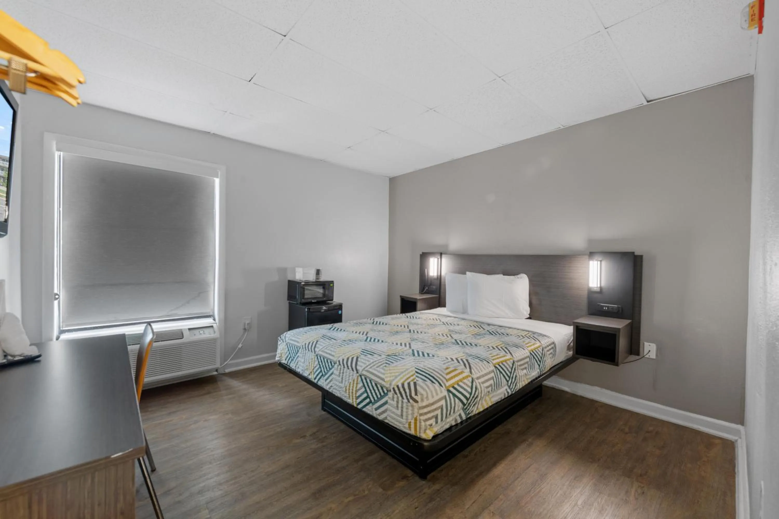 Bedroom, Bed in Budget Inn-Norfolk, VA - Oceanview
