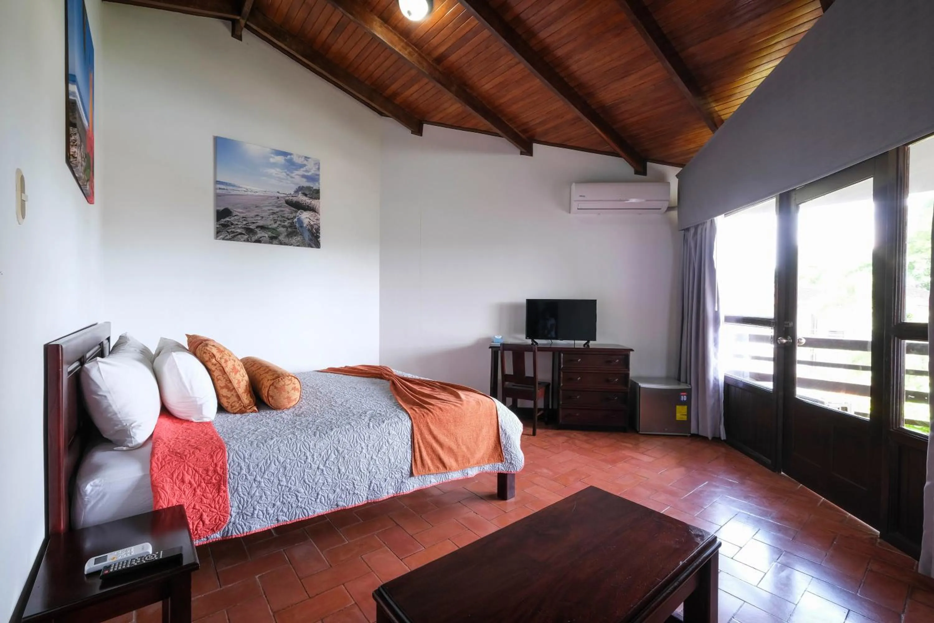 Photo of the whole room, Bed in Hotel Terraza del Pacifico