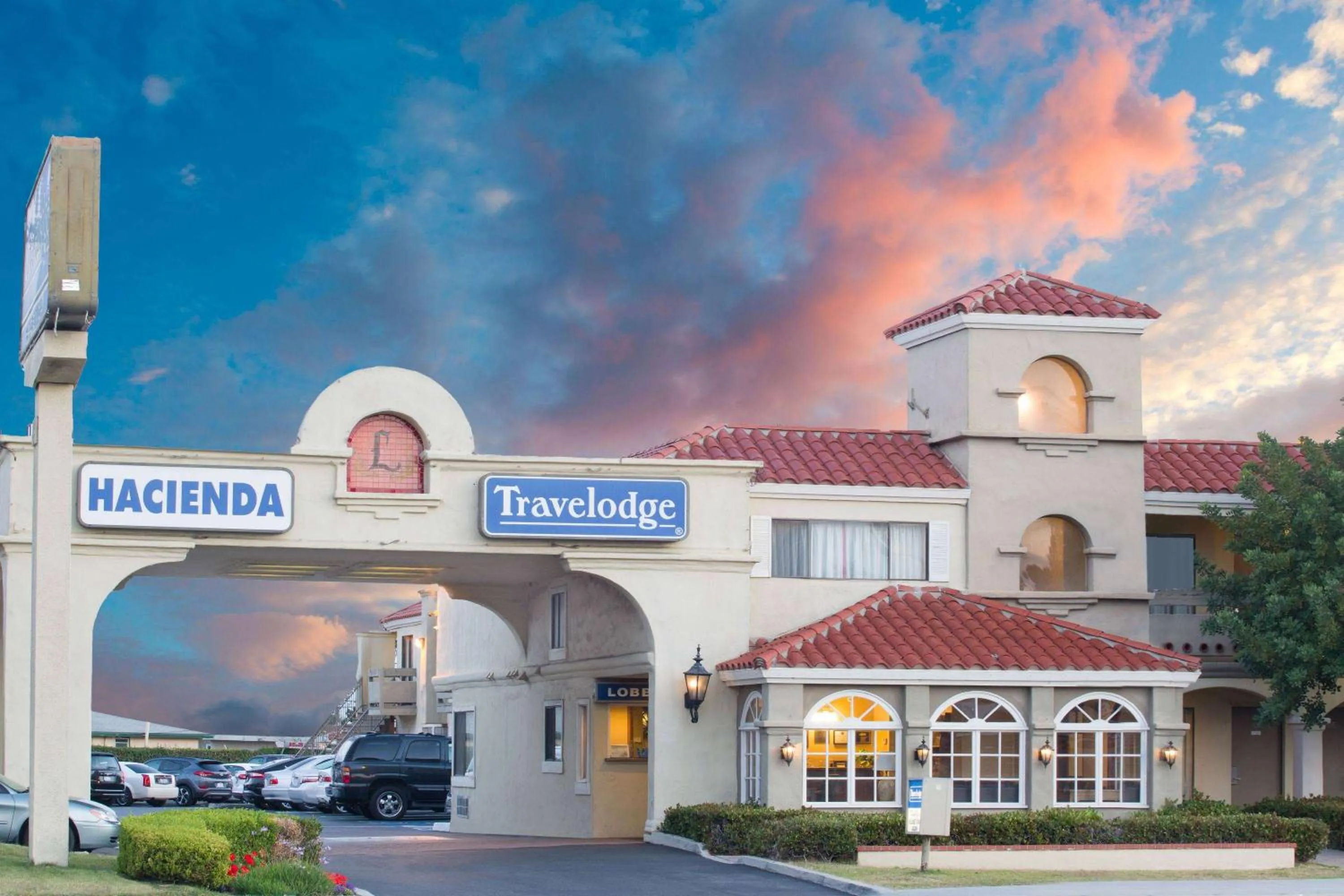 Property building in Travelodge by Wyndham Costa Mesa Newport Beach Hacienda