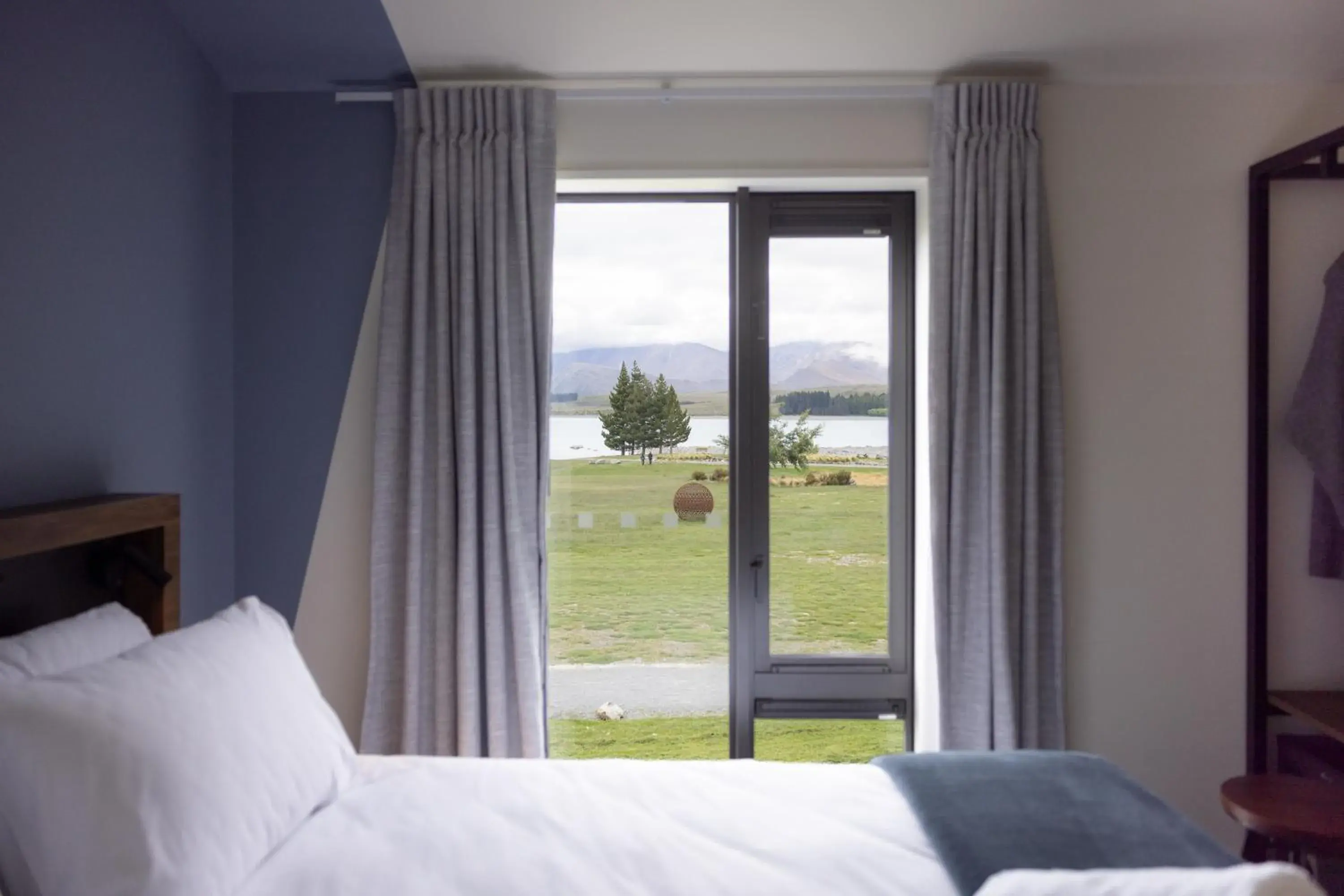 Twin Room with Lake View in Haka House Hostel Tekapo Twin Room with Lake View in Haka House Hostel Tekapo