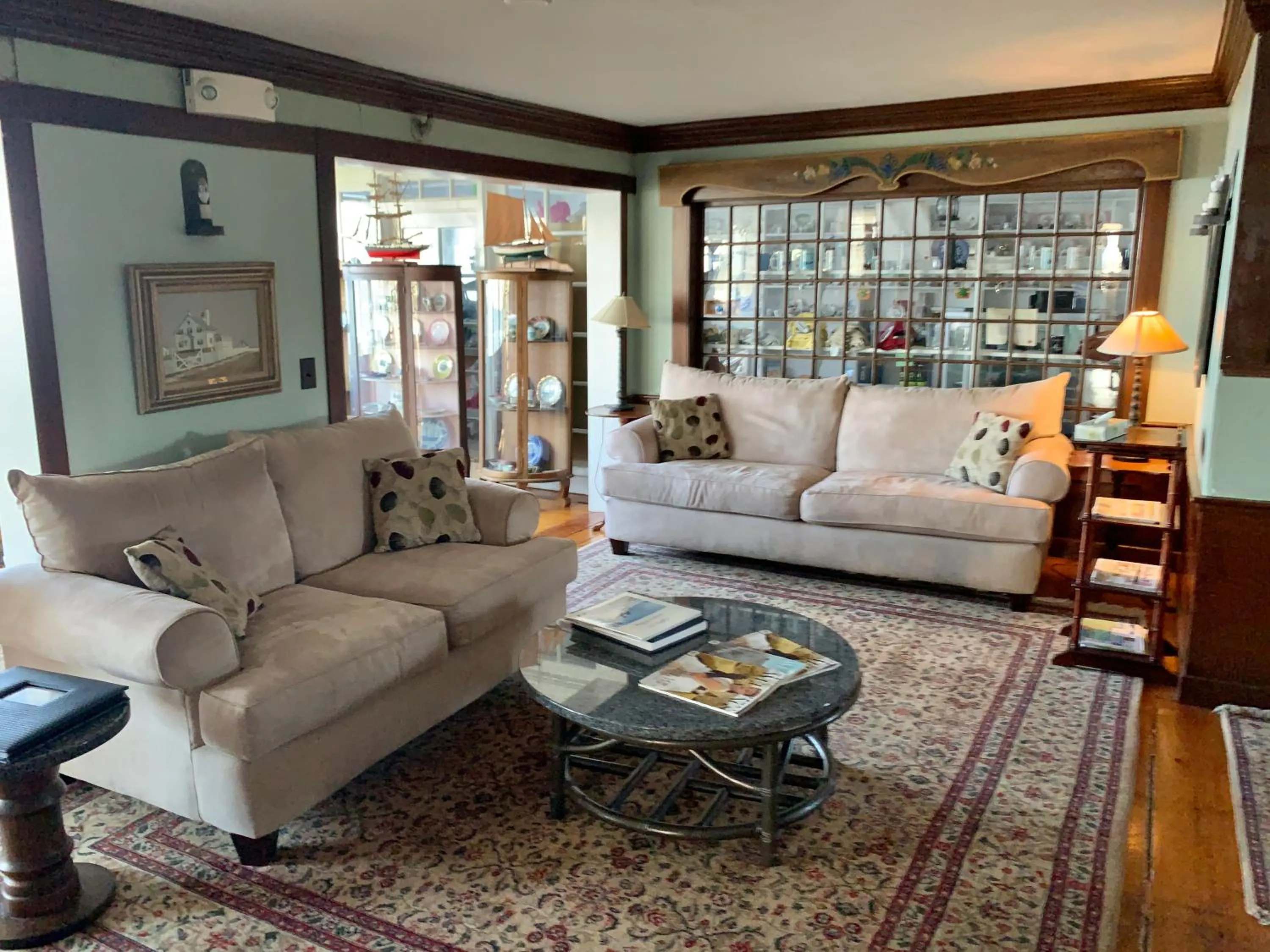 Communal lounge/ TV room in Lighthouse Inn Cape Cod