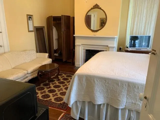 TV and multimedia, Bed in 1872 Denham Inn