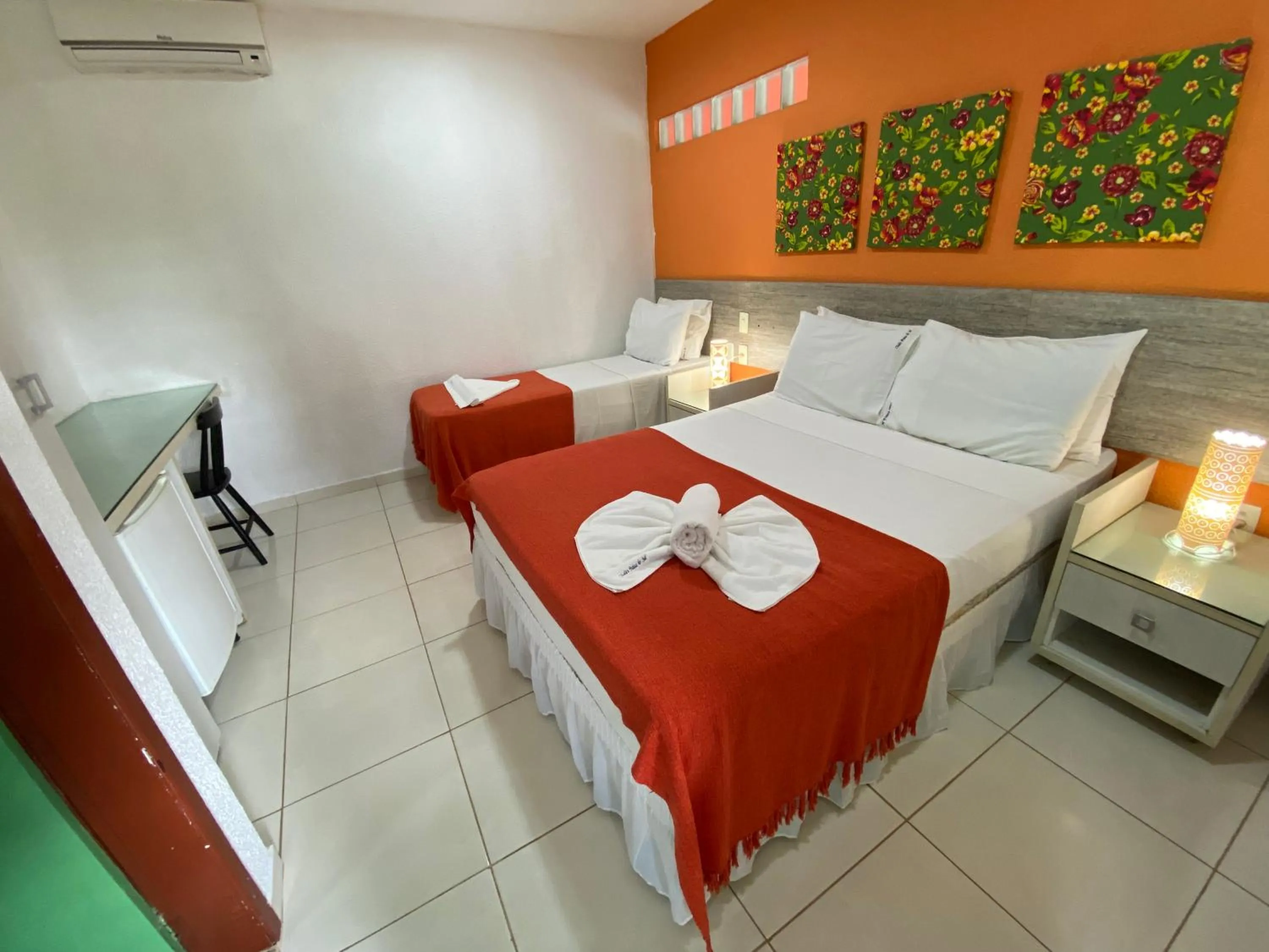 Photo of the whole room, Bed in Chalés Praias do Sul