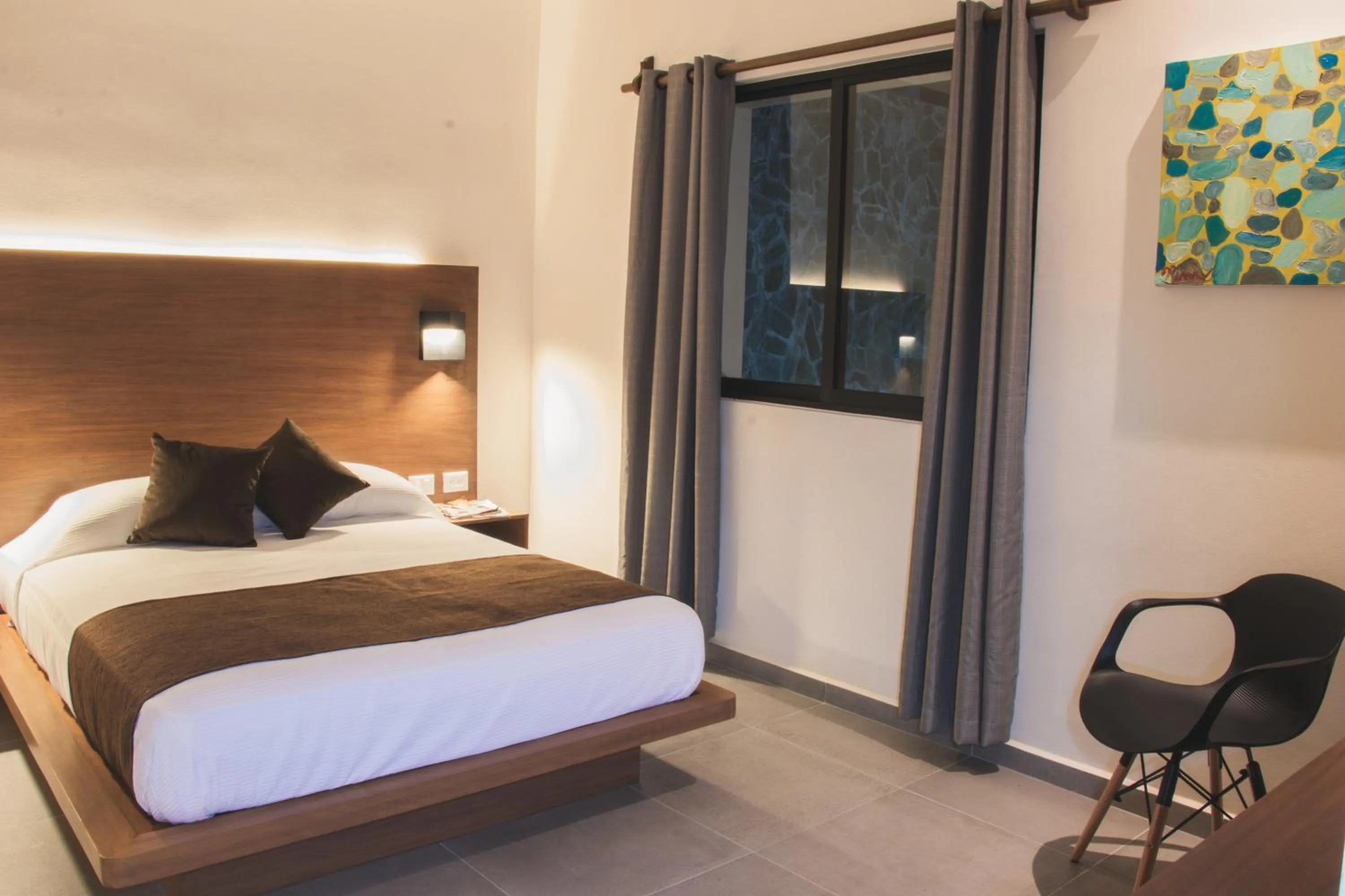 Shower, Bed in Viento Suites Cancún