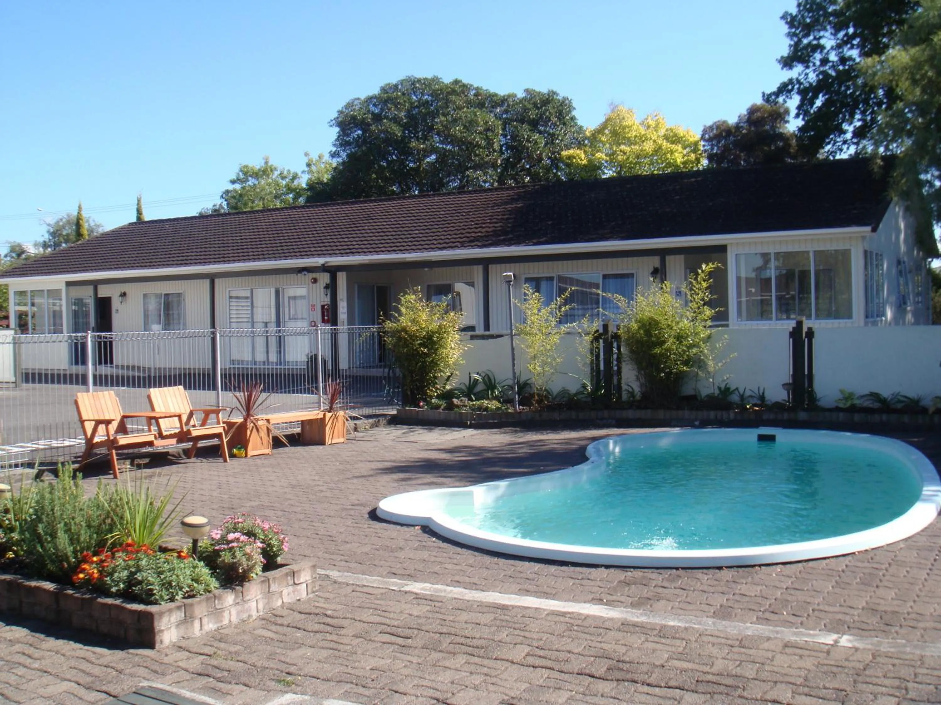Swimming pool in Acorn Estate Motel