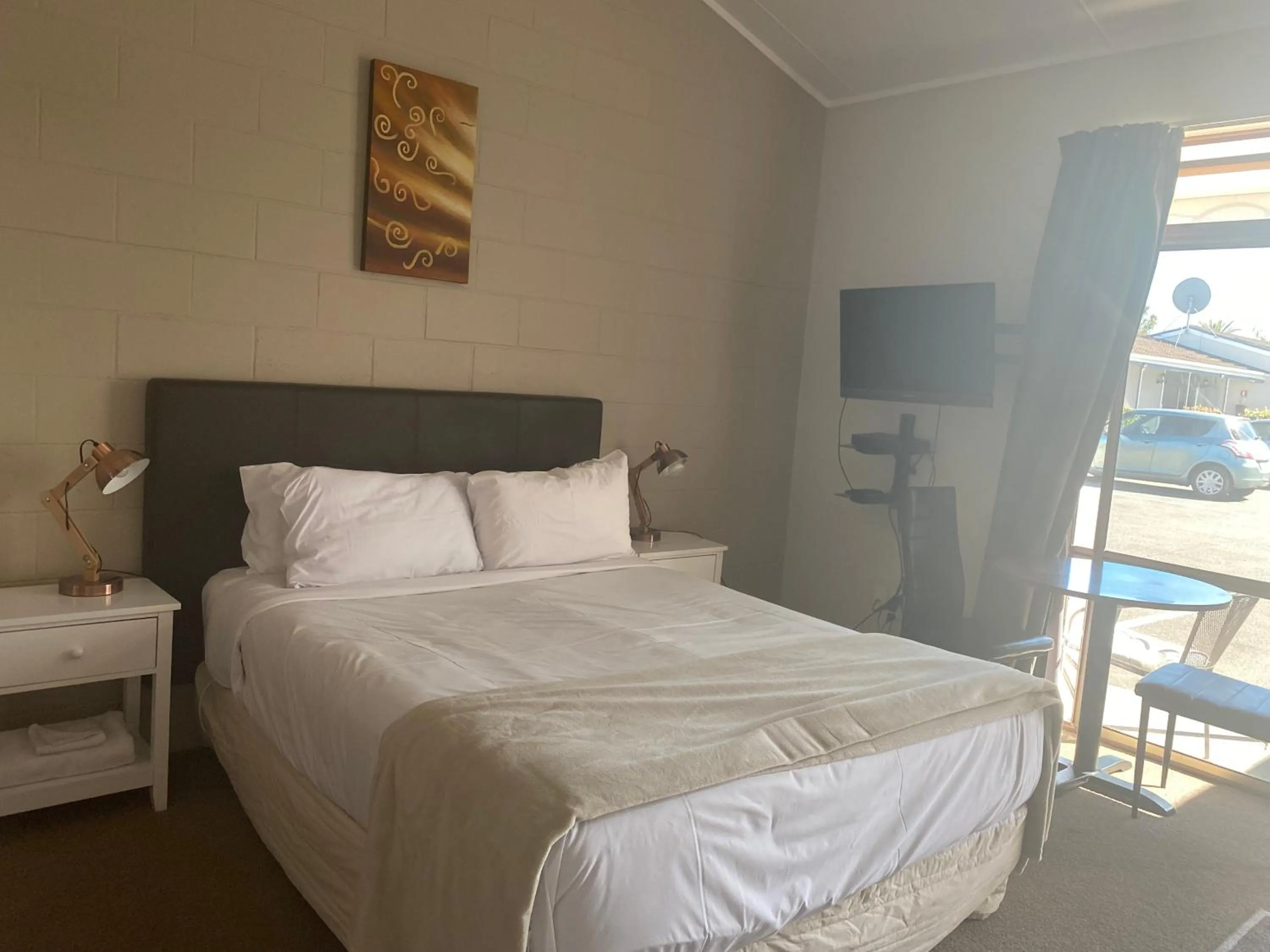 Bed in Acorn Estate Motel