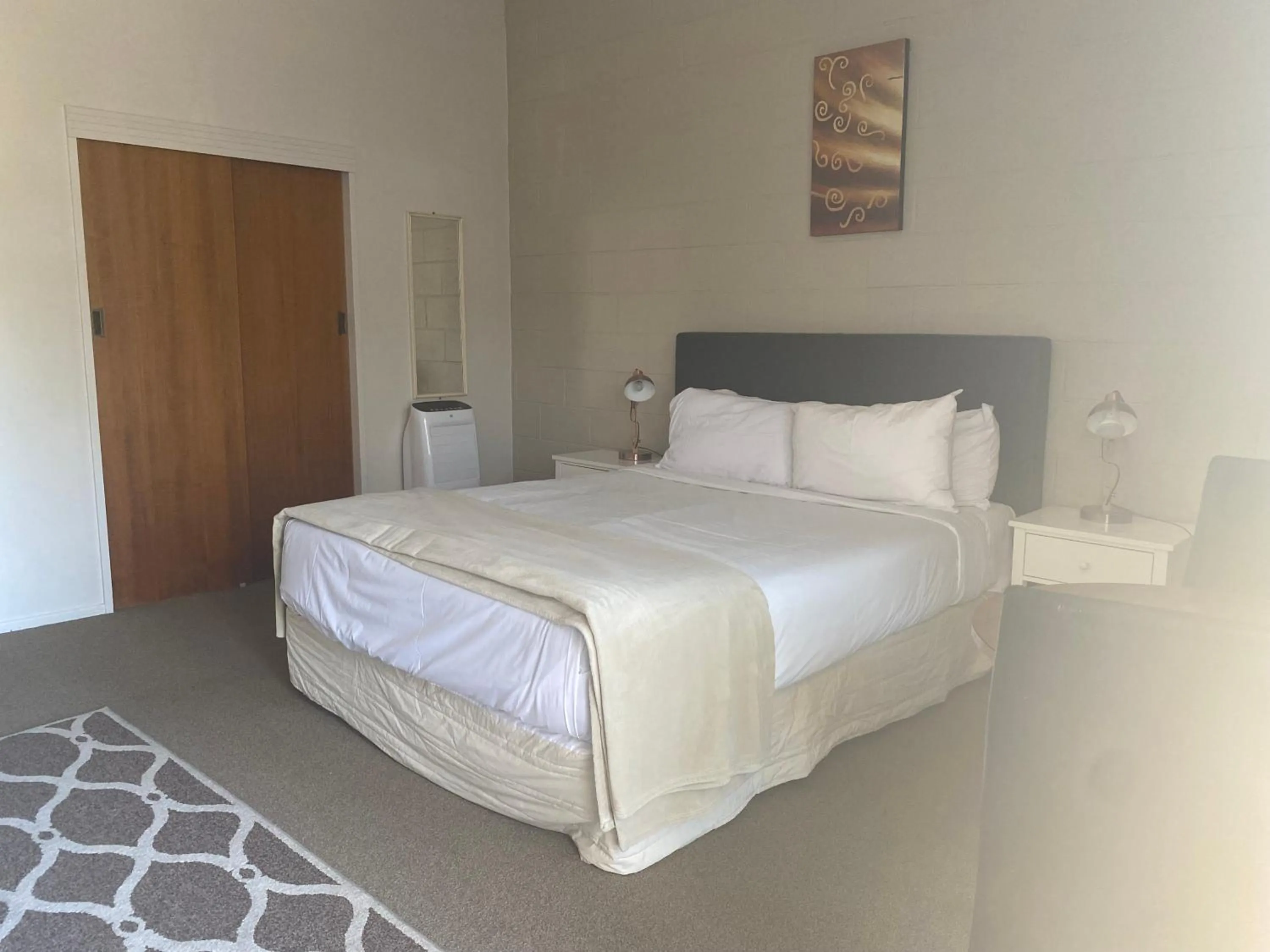 Bed in Acorn Estate Motel